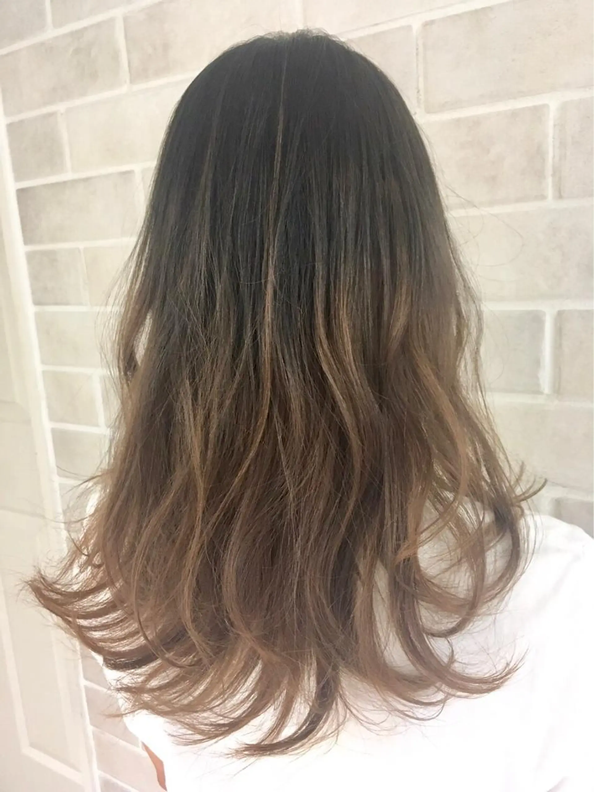 セミロング カラー グラデーションカラー 艶髪カラー&ウルフ フルカワ ヒロズミのヘアスタイル