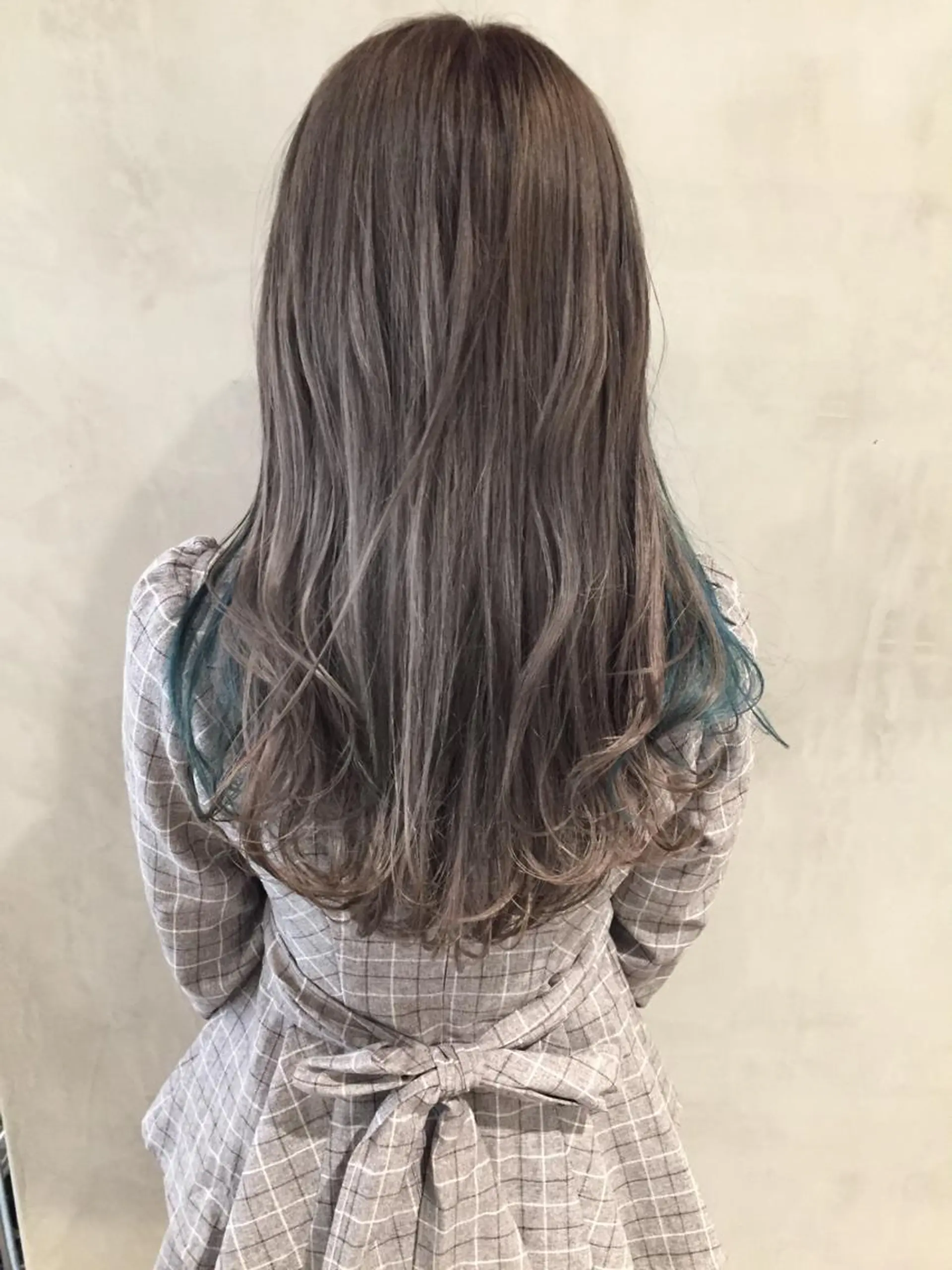 ミディアム カラー アッシュ アッシュグレー ブリーチ ブルーカラー ネイビーカラー ヘアカラー トリートメント laughl所属・大西 直人のヘアスタイル