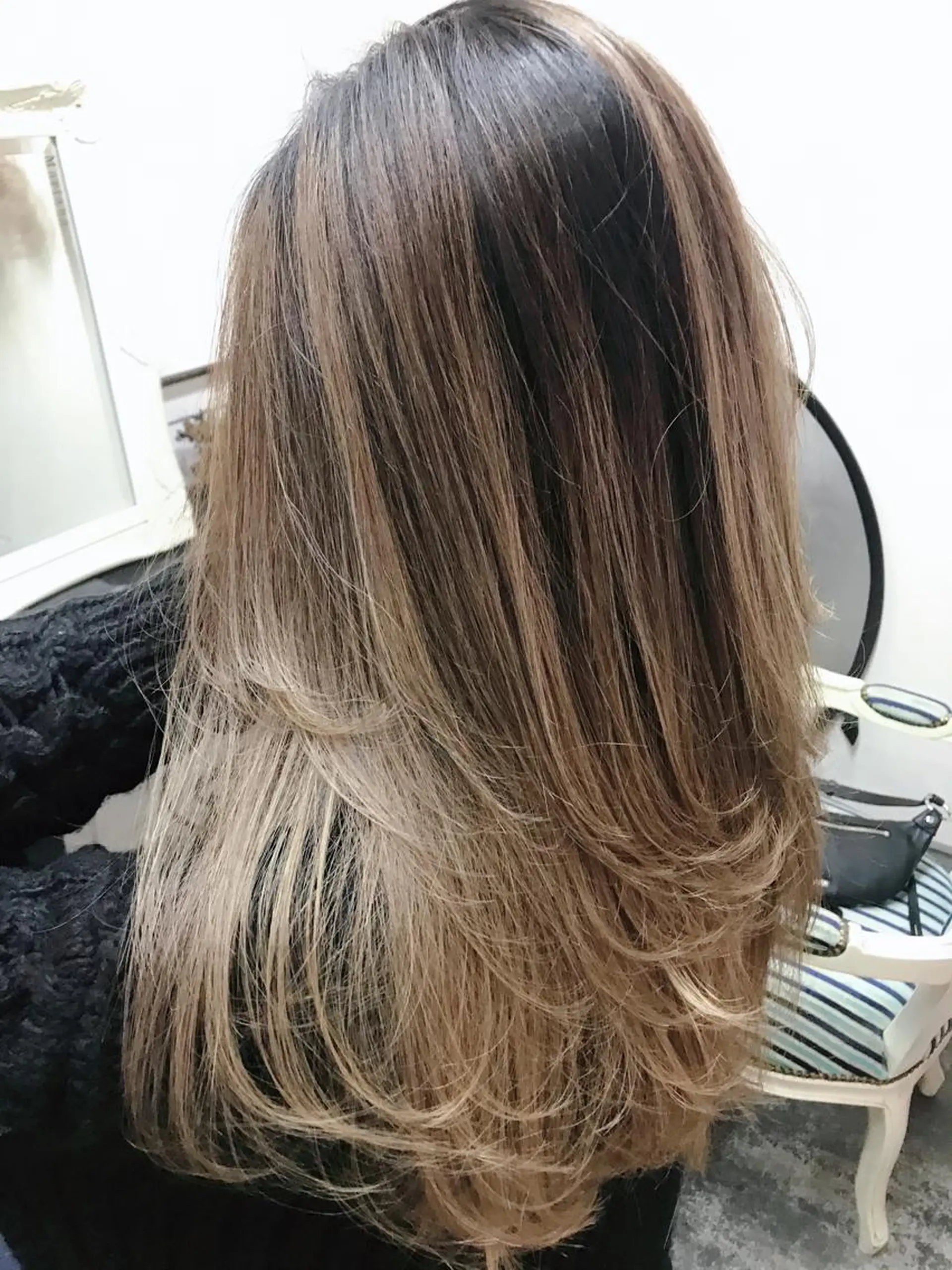 ミディアム カラー ヘアアレンジ お団子ヘア 切りっぱなしボブ バレイヤージュ デザインカラー グラデーションカラー Mariana/ 鶴原-ハイライトのヘアスタイル