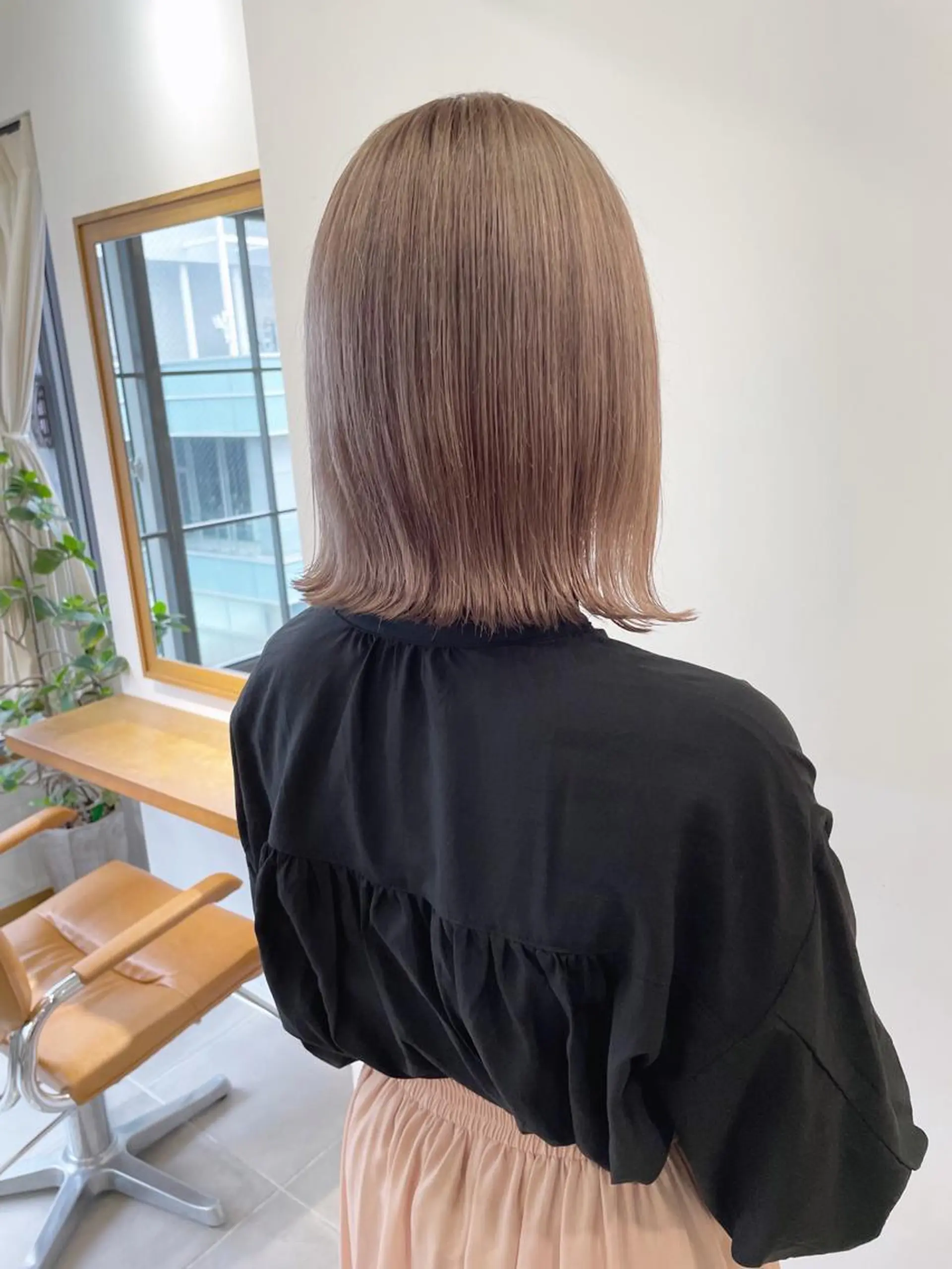 ミディアム カラー ベージュカラー ブリーチ ケアブリーチ ダブルカラー イヤリングカラー センターパート 田形清流のヘアスタイル