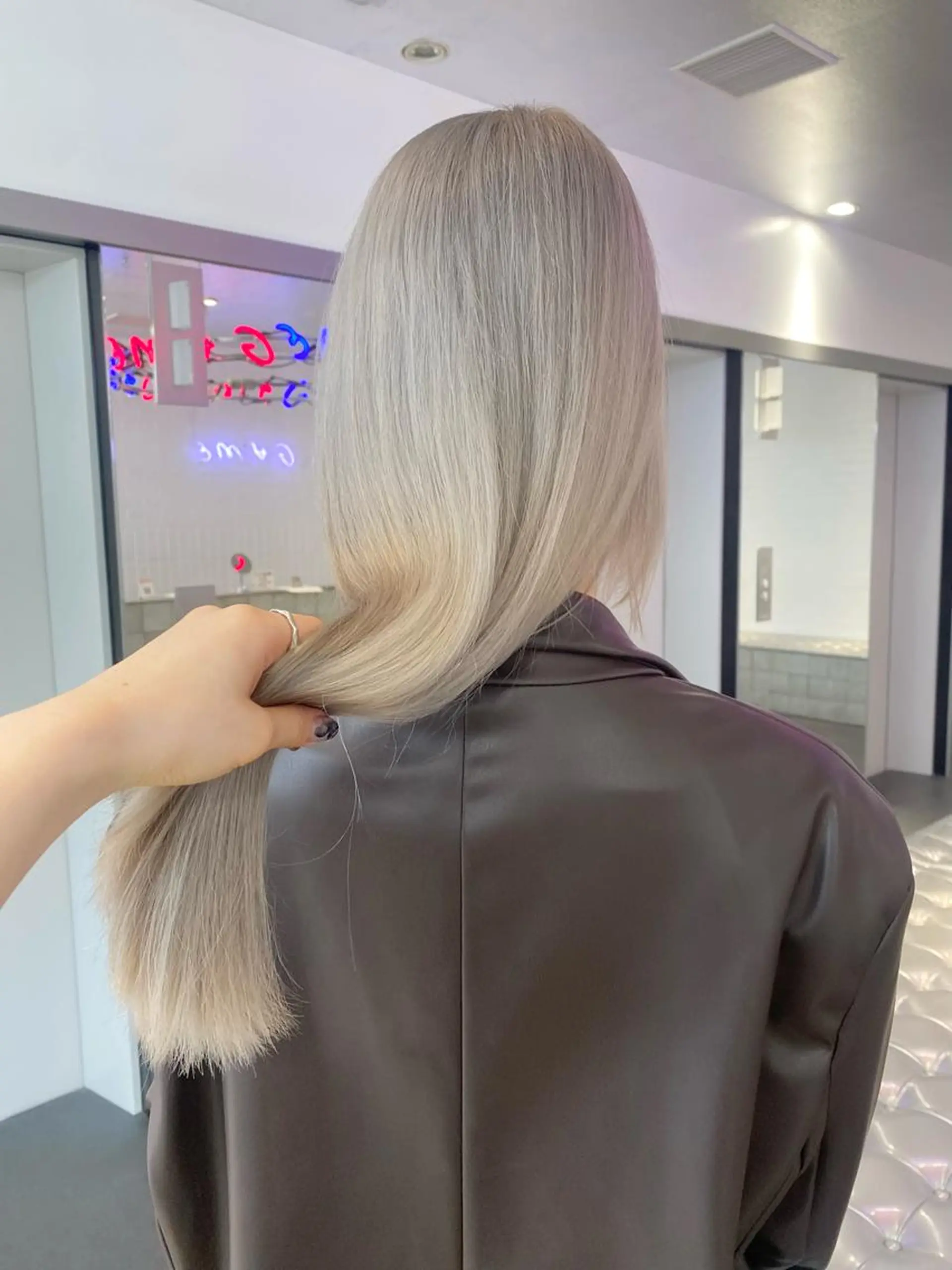 ロング カラー パーマ ベージュカラー ブロンド シルバー ホワイトベージュ ホワイトブロンド カット ヘアカラー 🎨ハイトーン/ 切りっぱなし みつきのヘアスタイル