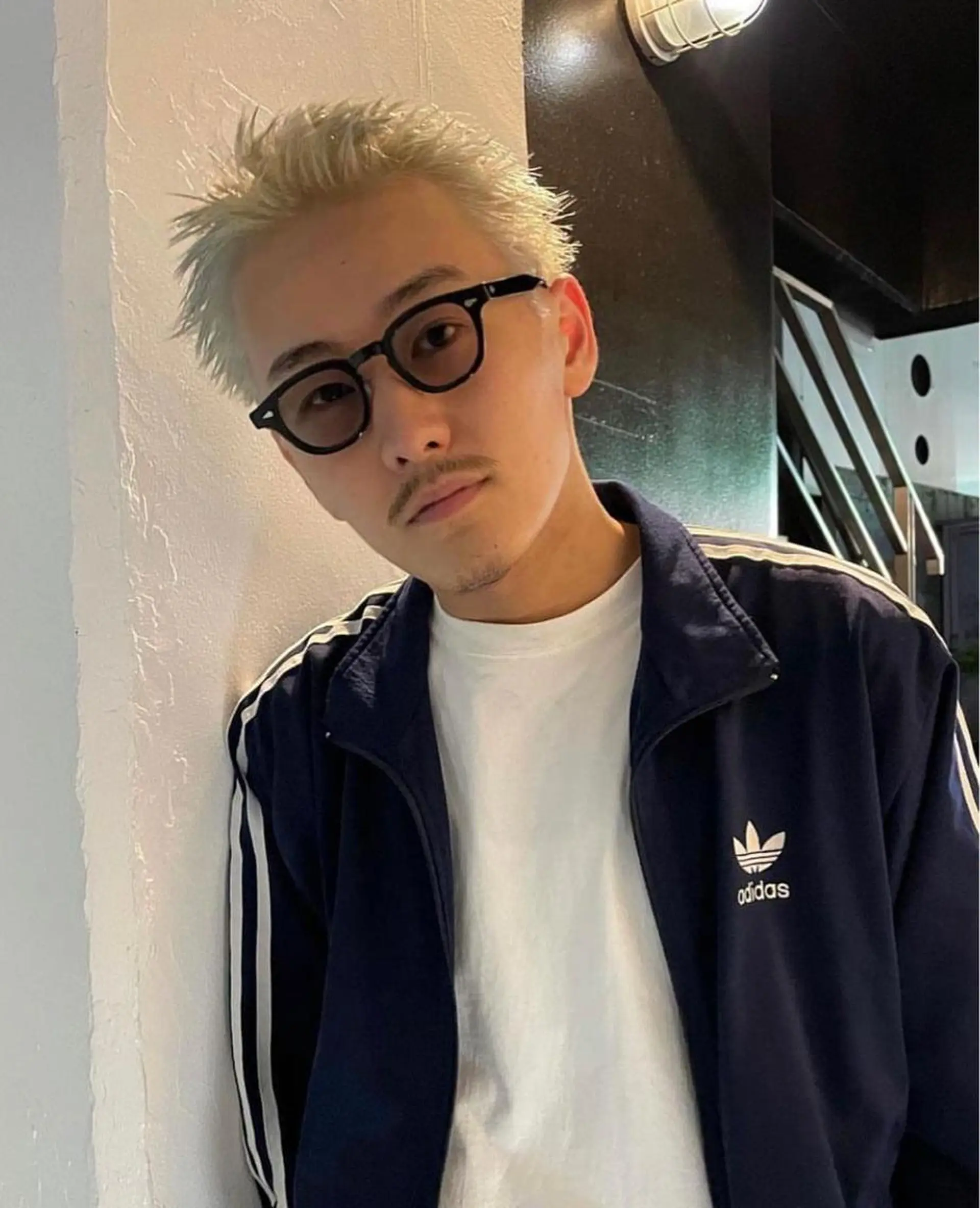 ショート メンズ メンズバレイヤージュ メンズブリーチ センターパート フェードカット メンズハイライト ヘアカラー トリートメント スパイラルパーマ 🌐hina⭐️のヘアスタイル