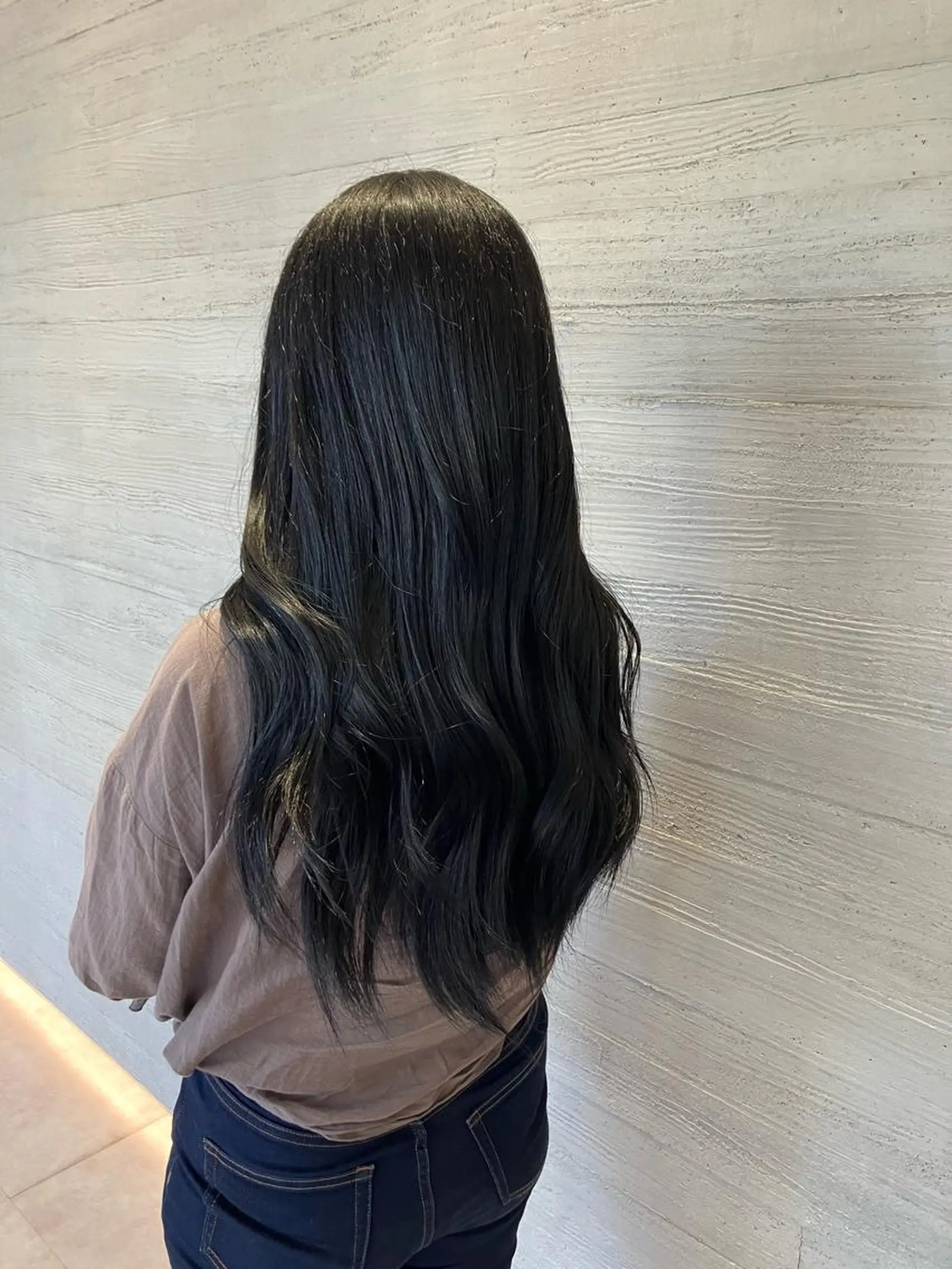 ロング カラー 黒髪 サキ🤍ハイトーン 🩰くびれ巻きヘアのヘアスタイル