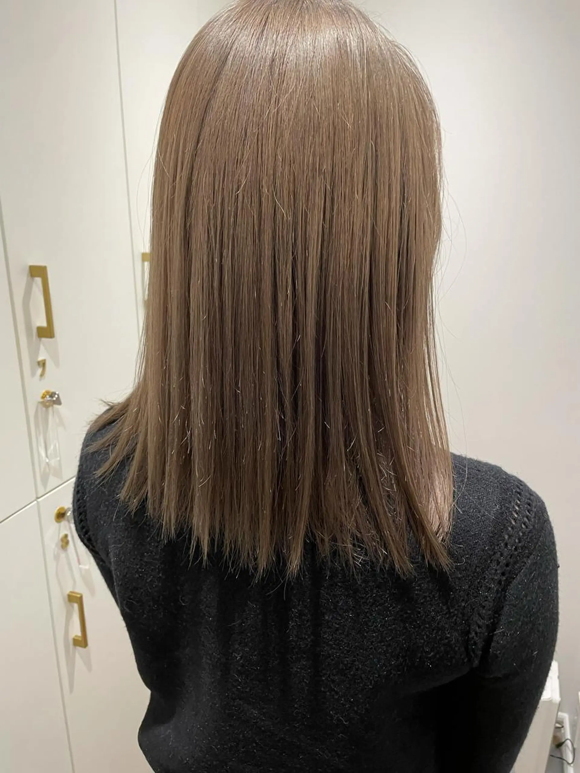 セミロング カラー ブロンド シルバー 韓国ヘア🤍 慎之介のヘアスタイル