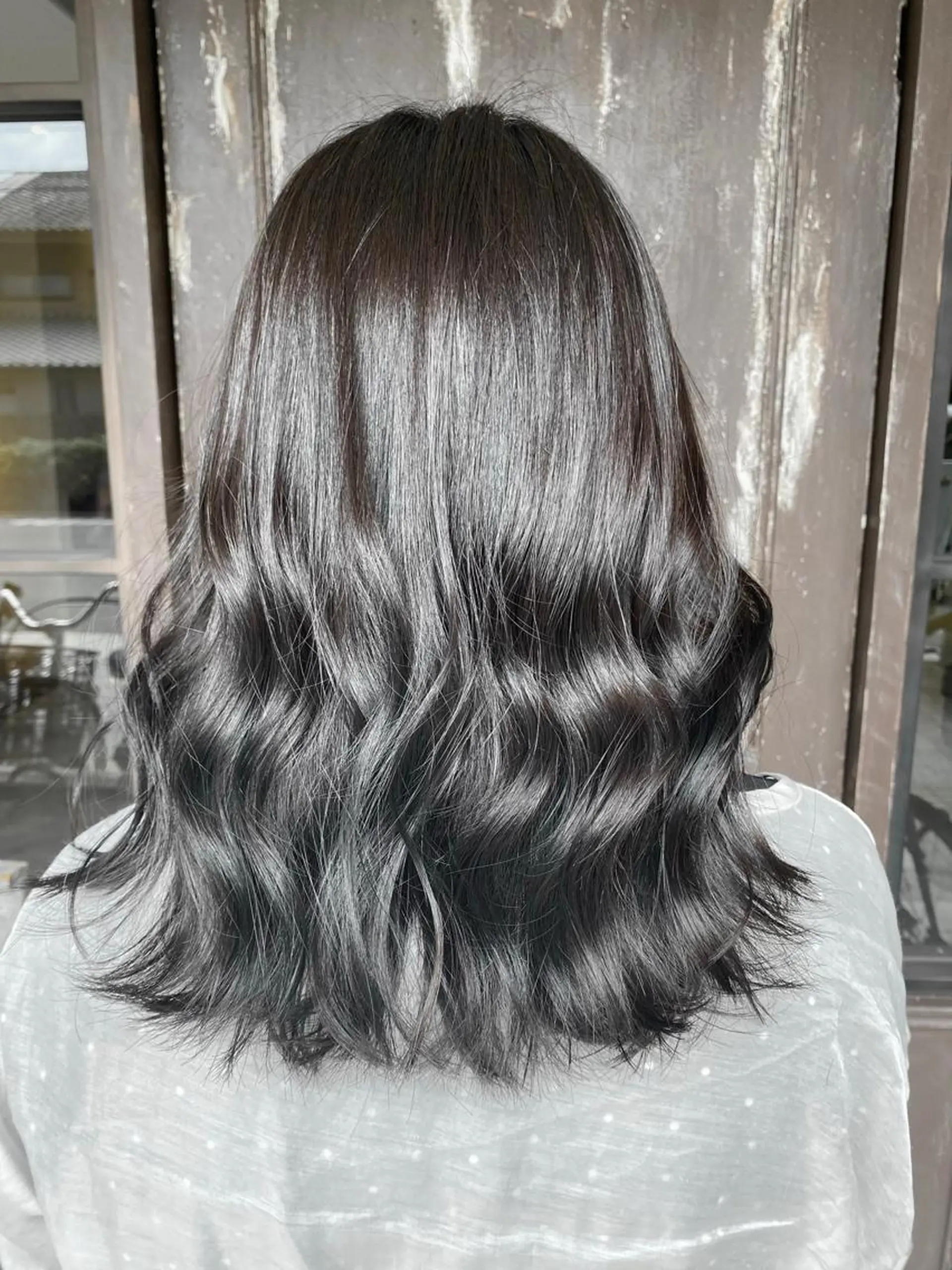 セミロング カラー ダークシルバー シルバー カット ヘアカラー 川越 輝梨奈のヘアスタイル