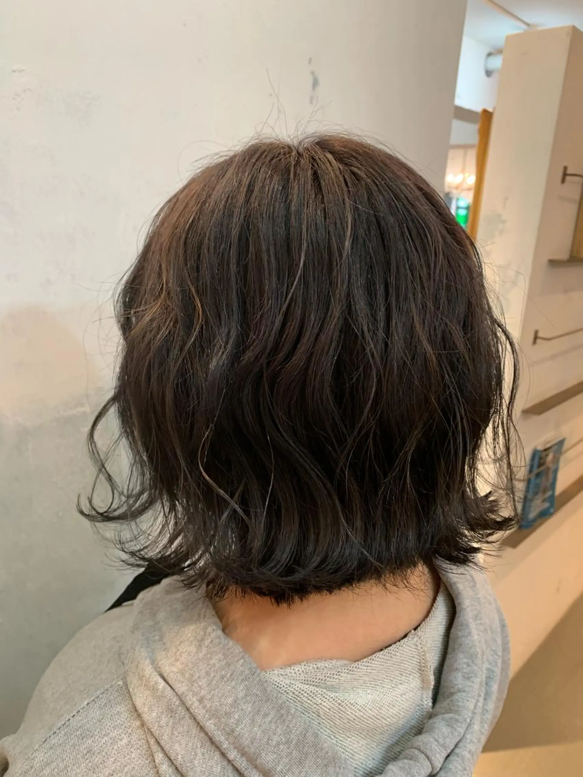 ショート カラー ブリーチ グレージュ ヘアカラー トリートメント 🍑艶髪✖️暖色系 ✨momoka🍑のヘアスタイル