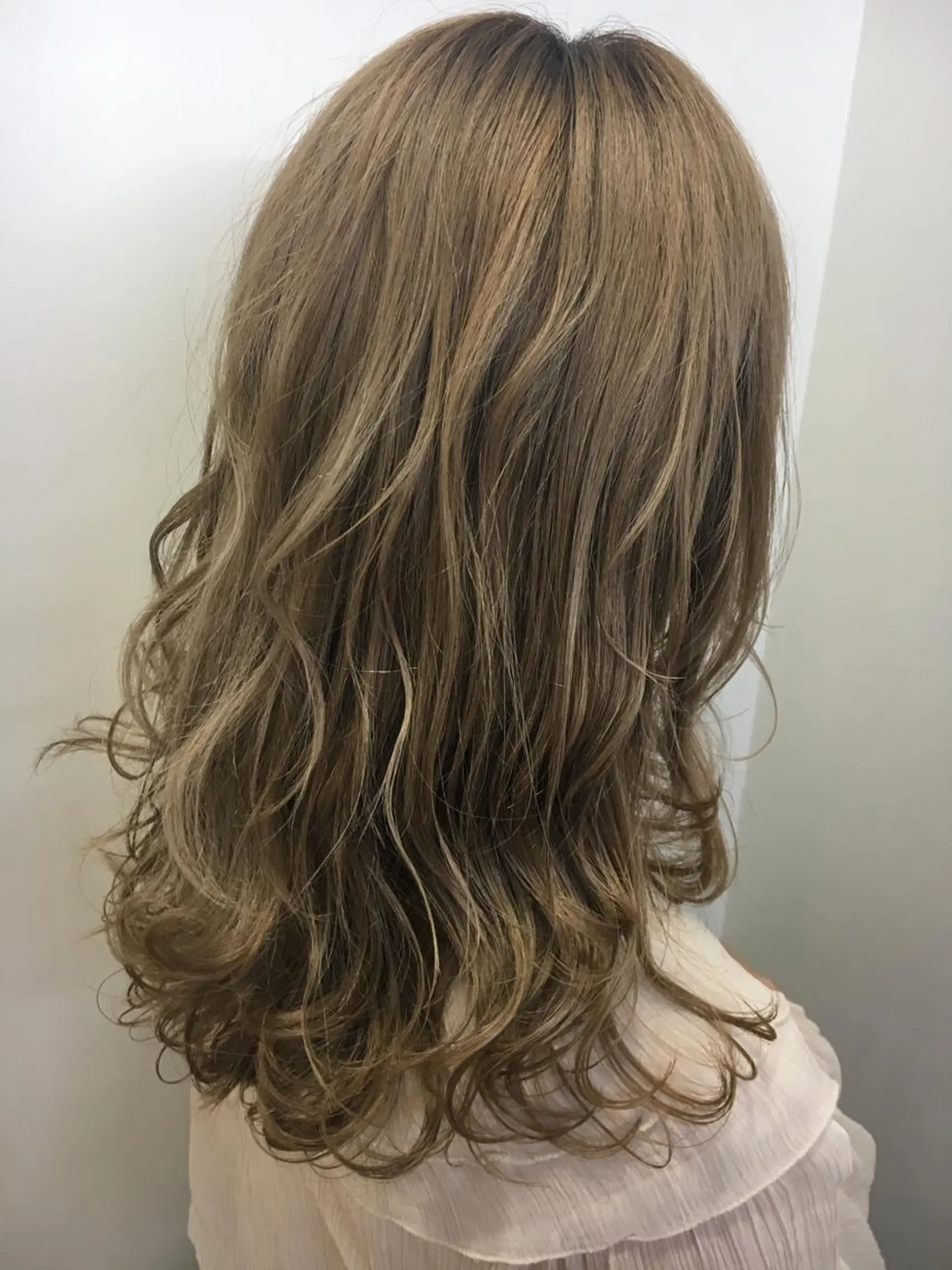 ロング カラー ベージュカラー ハイライトカラー ハイトーンカラー ハイライト ヘアカラー 永井 大希のヘアスタイル