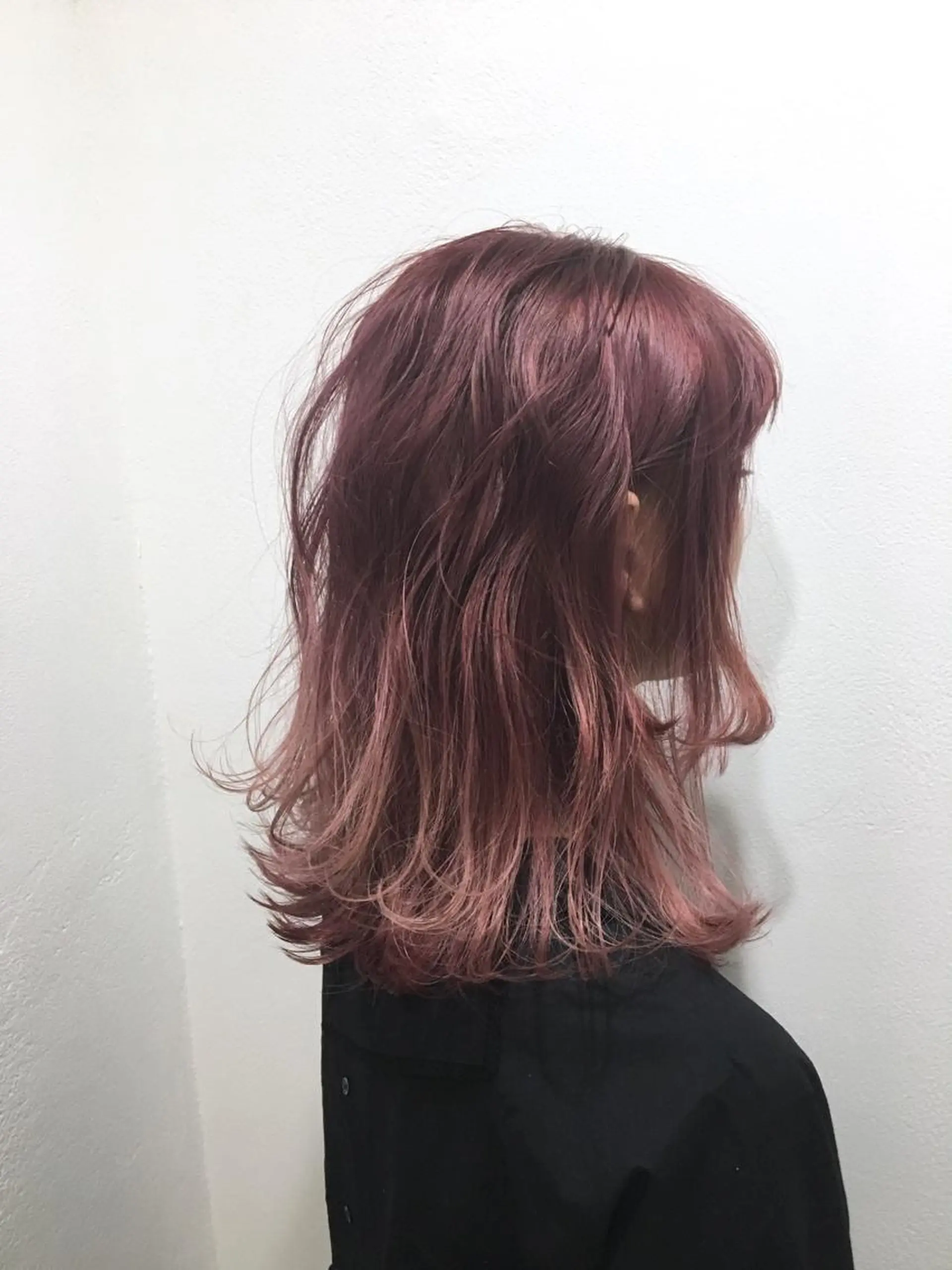 ミディアム カラー パーマ ヘアアレンジ メンズ ピンクカラー seen所属・境 健助のヘアスタイル