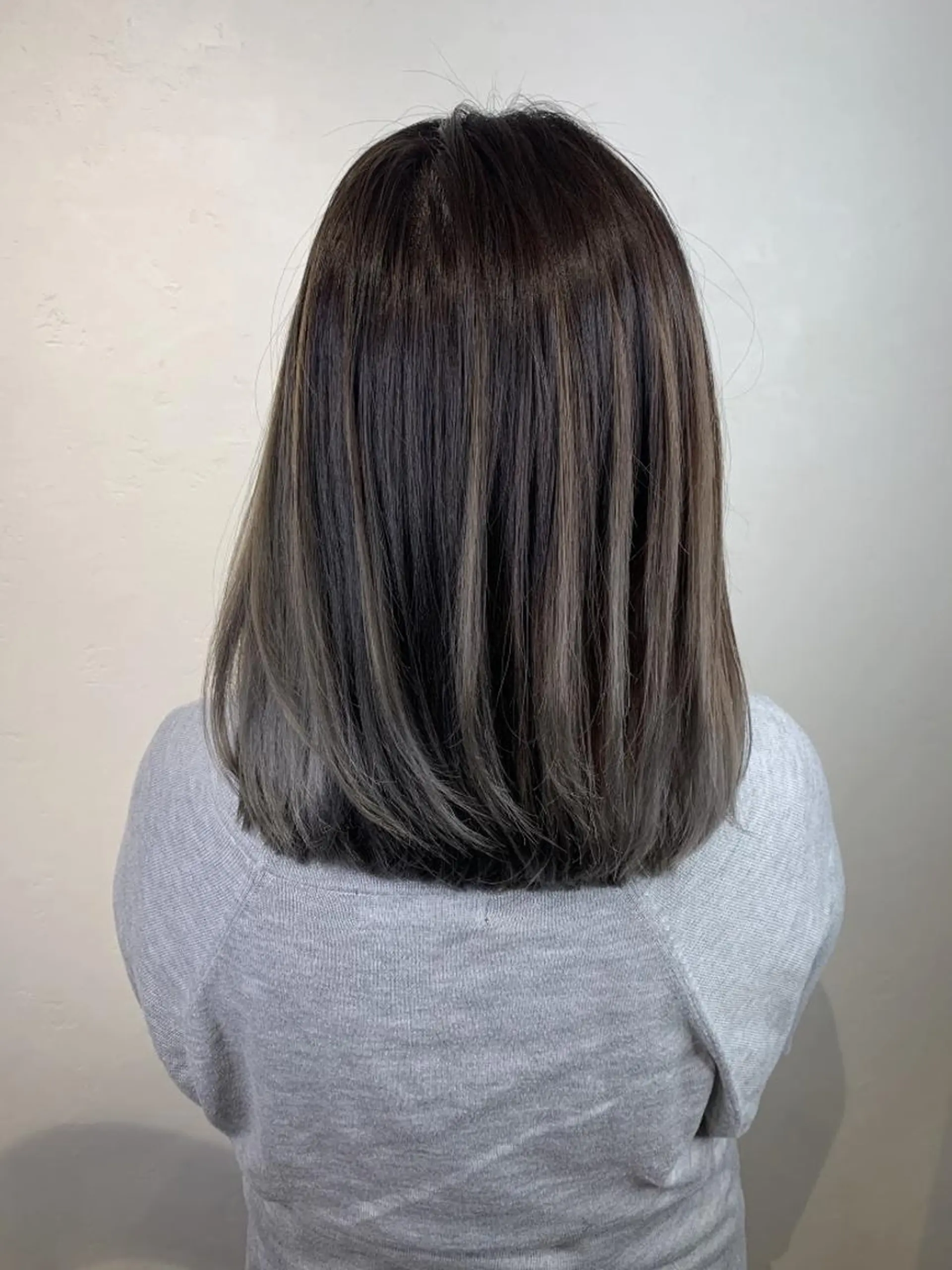 ミディアム ボブ 斜めバング 外国人風カラー 伸ばしかけ レイヤーカット ＿WHITE鳳店 アンダーバーホワイトのヘアスタイル