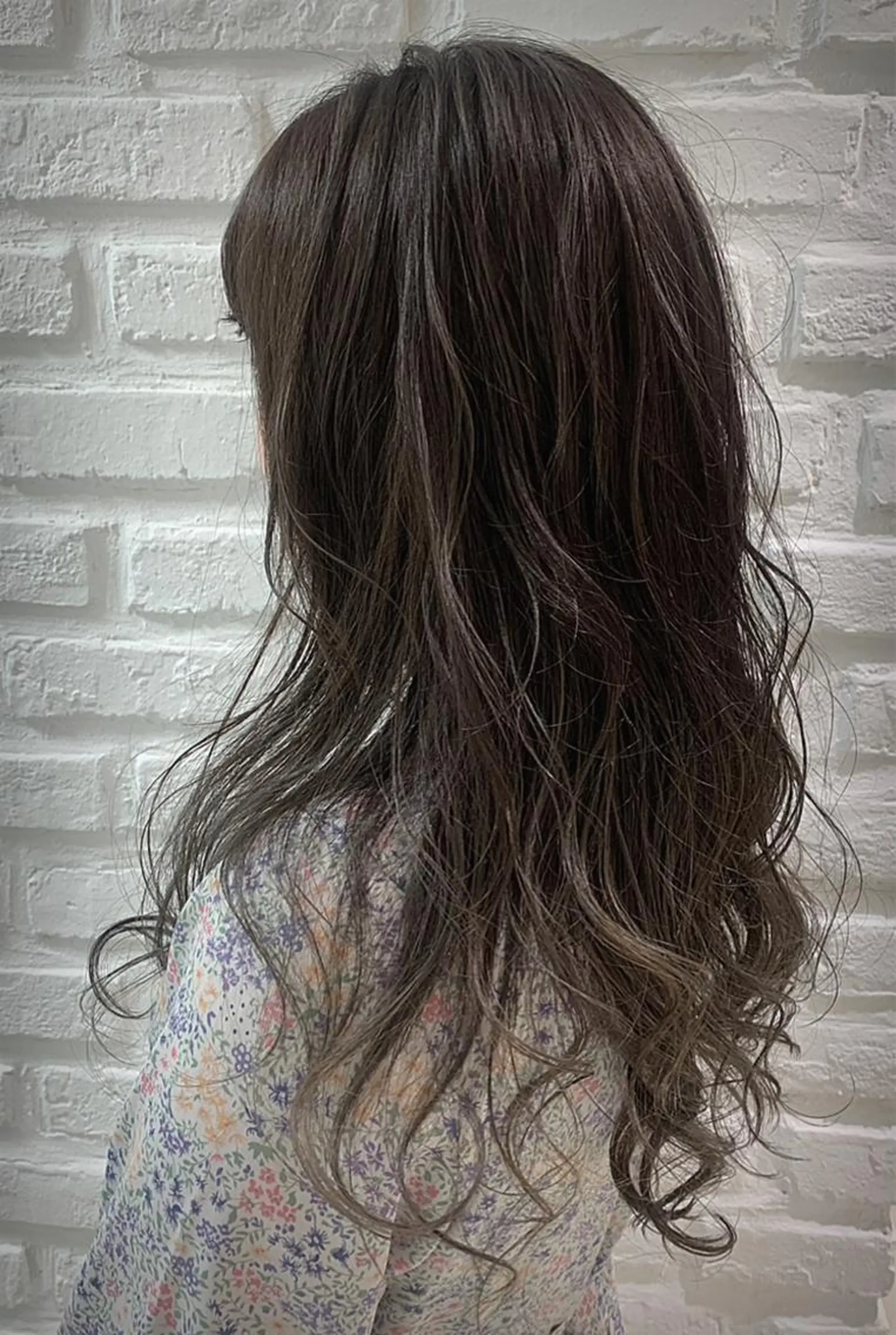 ロング カラー バレイヤージュ ブリーチ グラデーションカラー グレージュ ハイライトカラー カット ヘアカラー トリートメント 【デザインカラー】 粥川佳日望のヘアスタイル