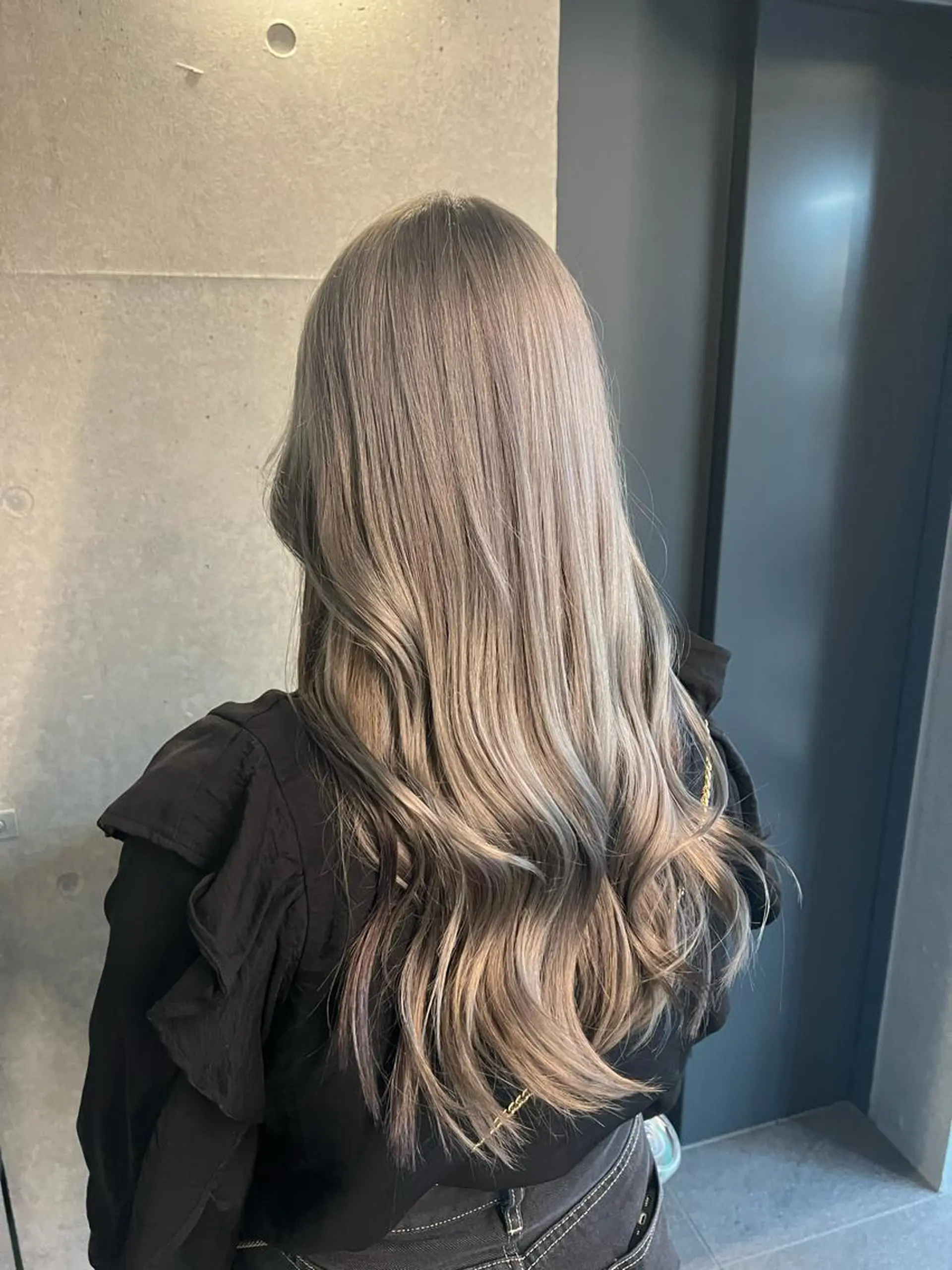 ロング カラー シールエクステ アディクシーカラー アッシュ バレイヤージュ ベージュカラー カット ヘアカラー トリートメント DEST所属・吉野 瑳桜のヘアスタイル