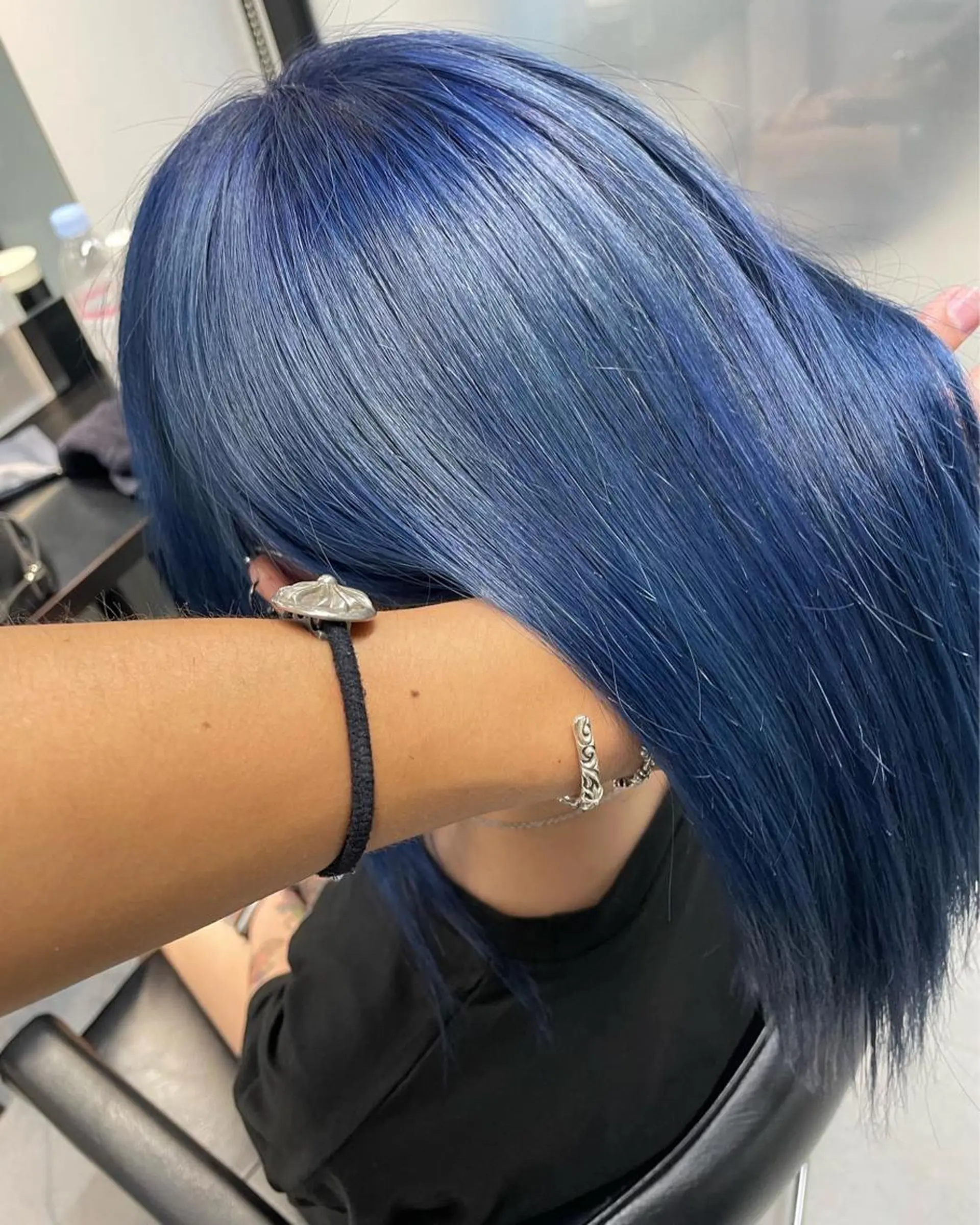 ミディアム カラー ヘアアレンジ 黒髪 ブリーチ ブルーカラー ブルーブラック ケアブリーチ 髪質改善×ハイトーン 中田啄也のヘアスタイル