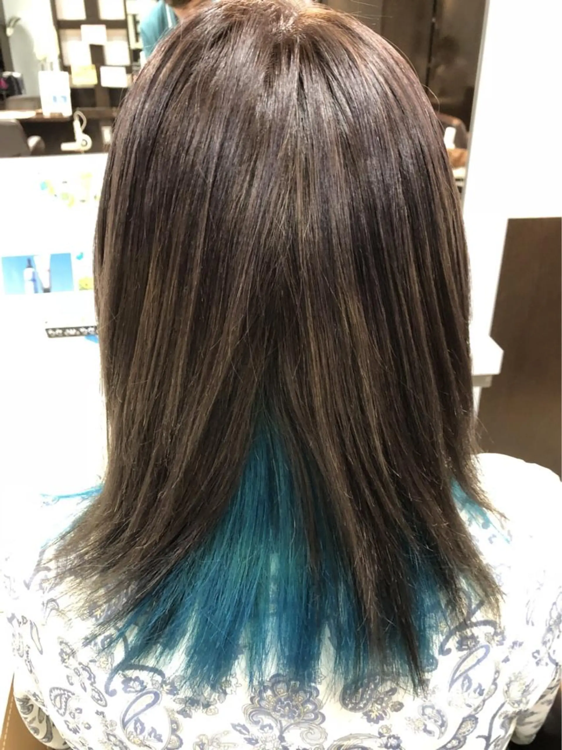 ミディアム カラー ブルーカラー インナーカラー シルバー 大石 祐那のヘアスタイル