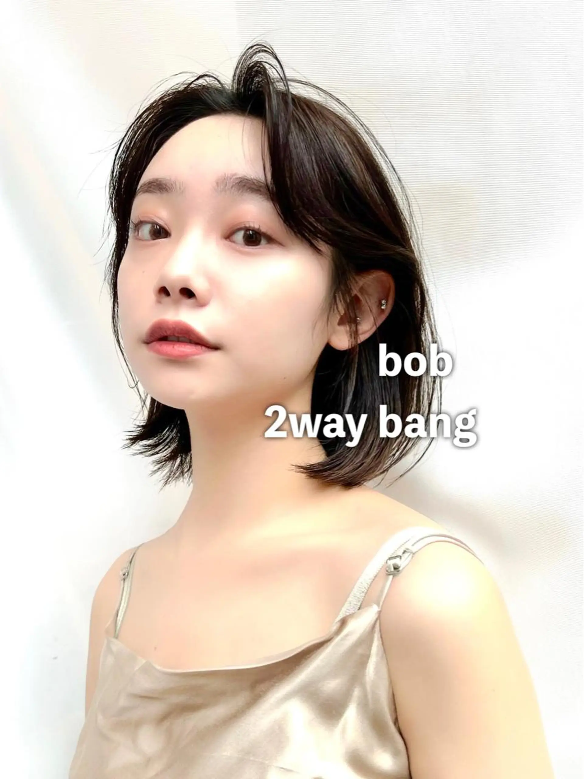 ショート カラー 切りっぱなしボブ 前下がりボブ ブリーチ グレージュ イルミナカラー カット ヘアカラー トリートメント ニュアンスレイヤー ハイトーンカラーのヘアスタイル
