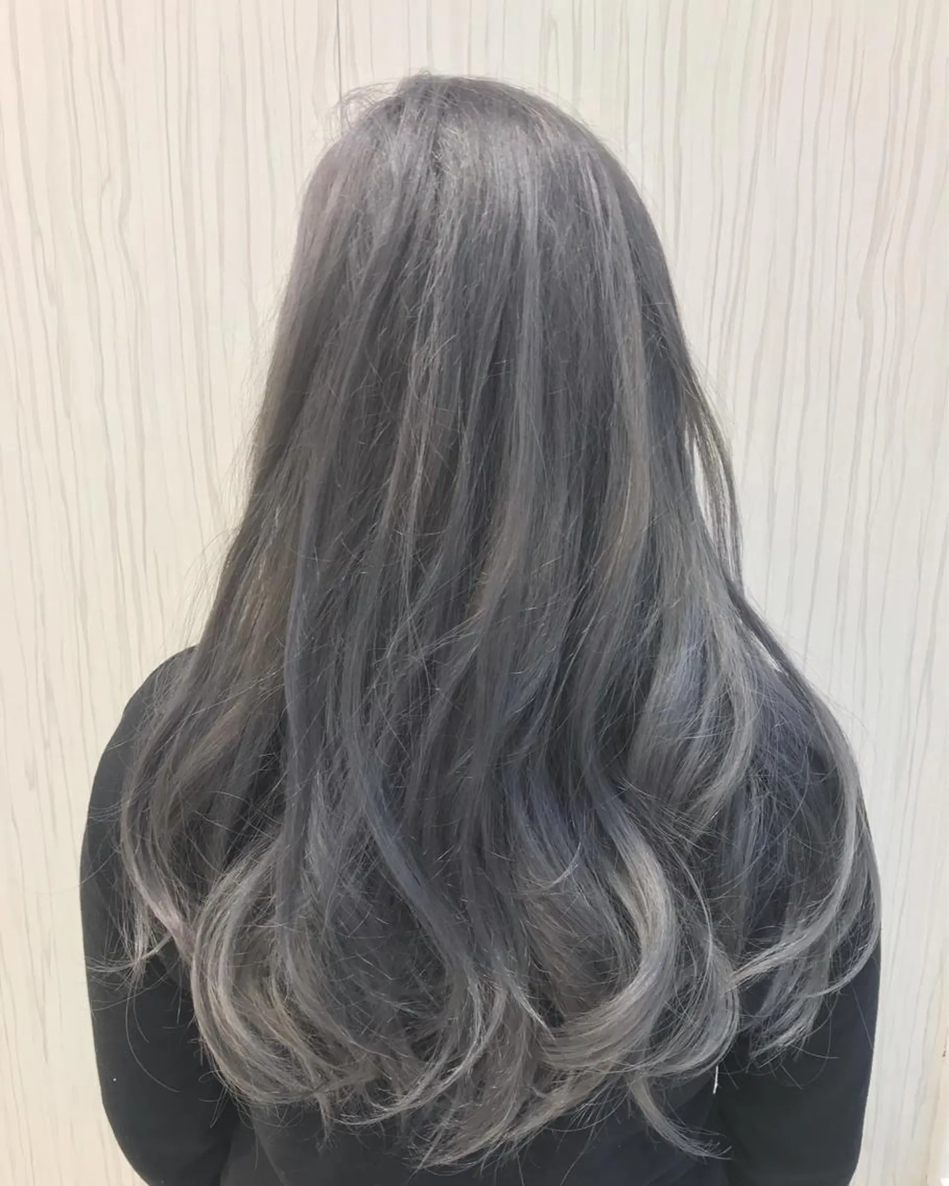 ロング カラー アッシュ アッシュグレー 中川 拓弥のヘアスタイル