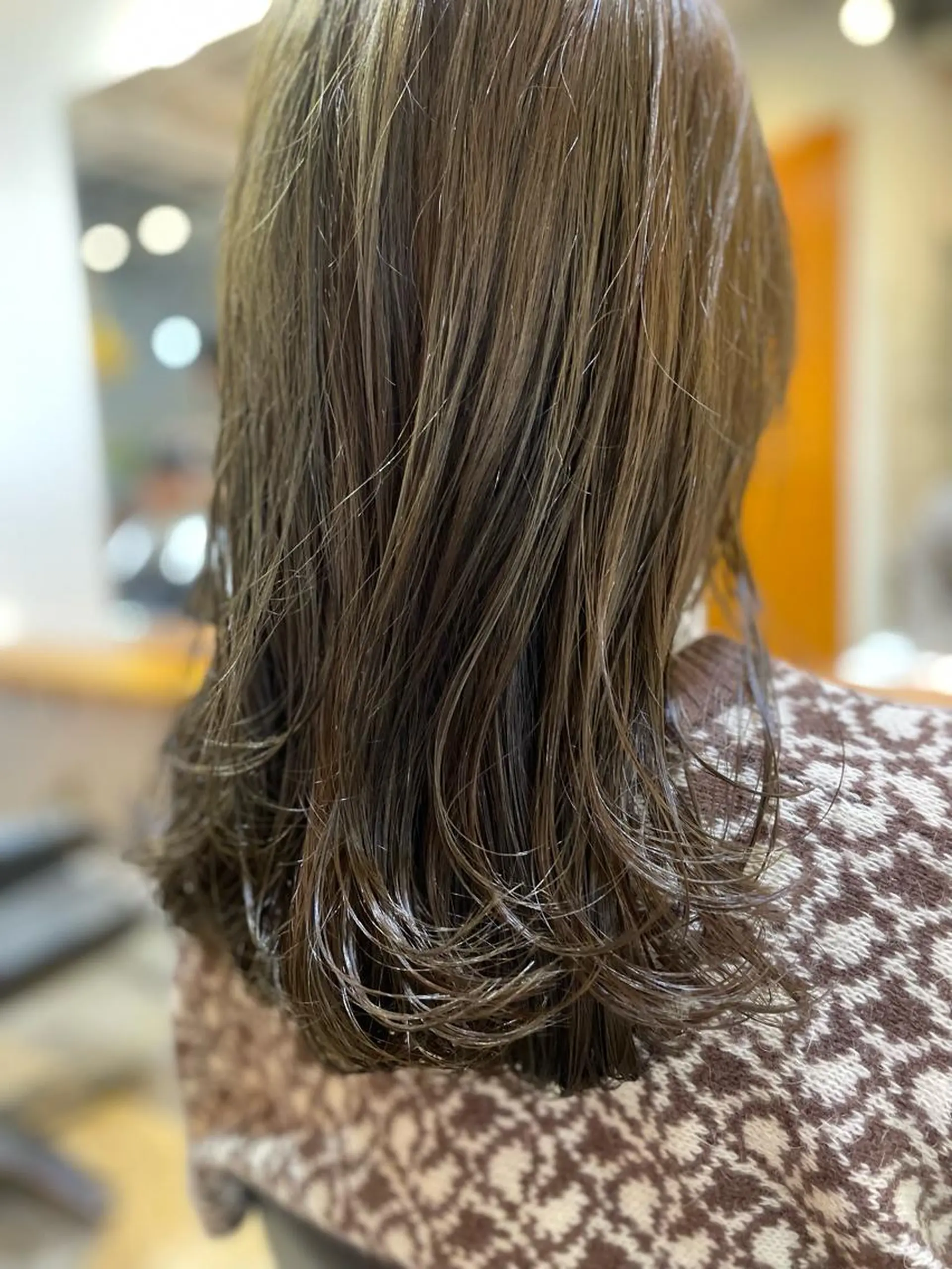 ミディアム カラー グレージュ オリーブグレージュ オリーブグレー カット ヘアカラー トリートメント レイヤー／似合わせ TAKUYAのヘアスタイル