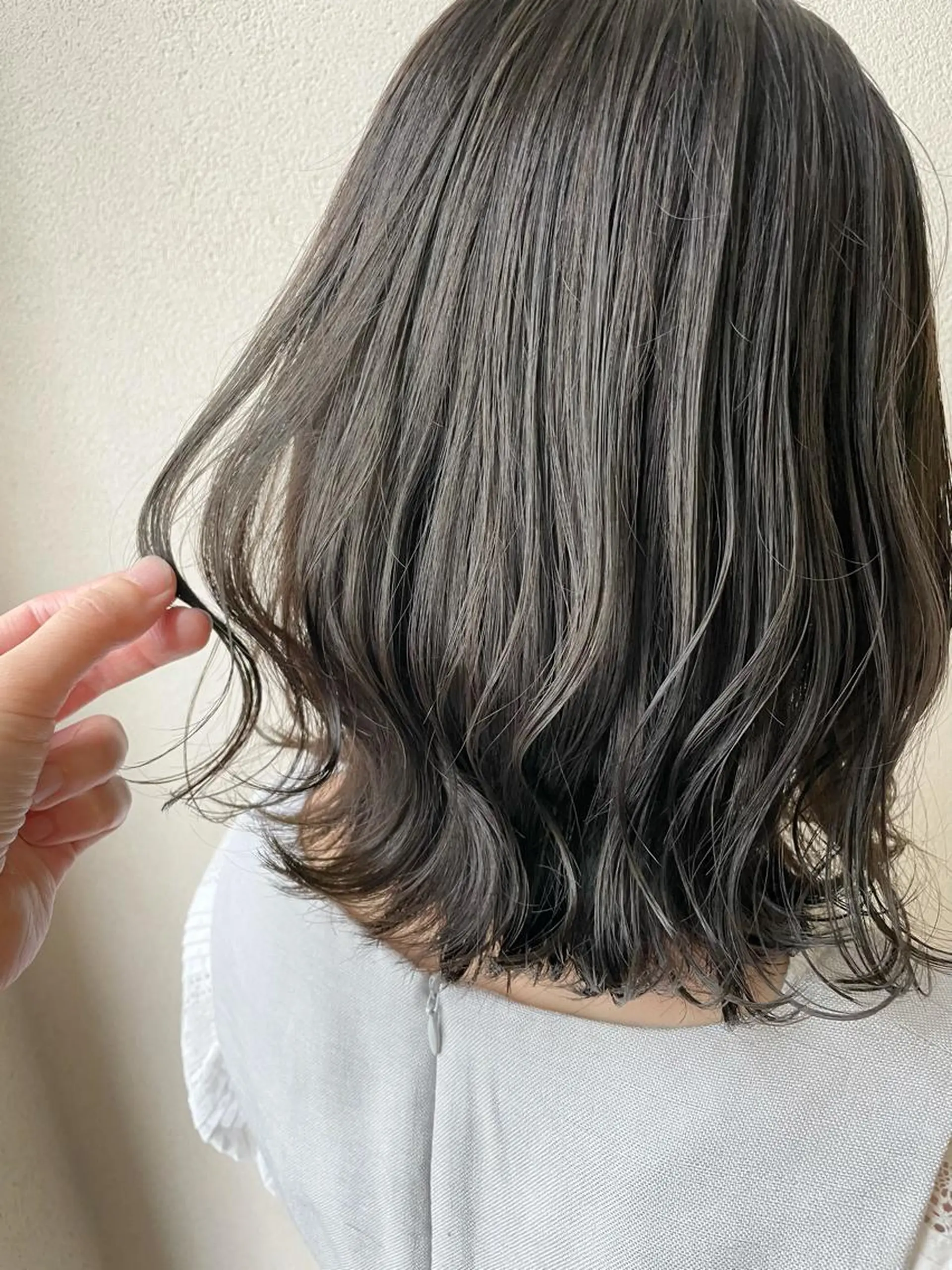 ミディアム カラー グレージュ カーキグレージュ ヘアカラー 沢田 瞳のヘアスタイル