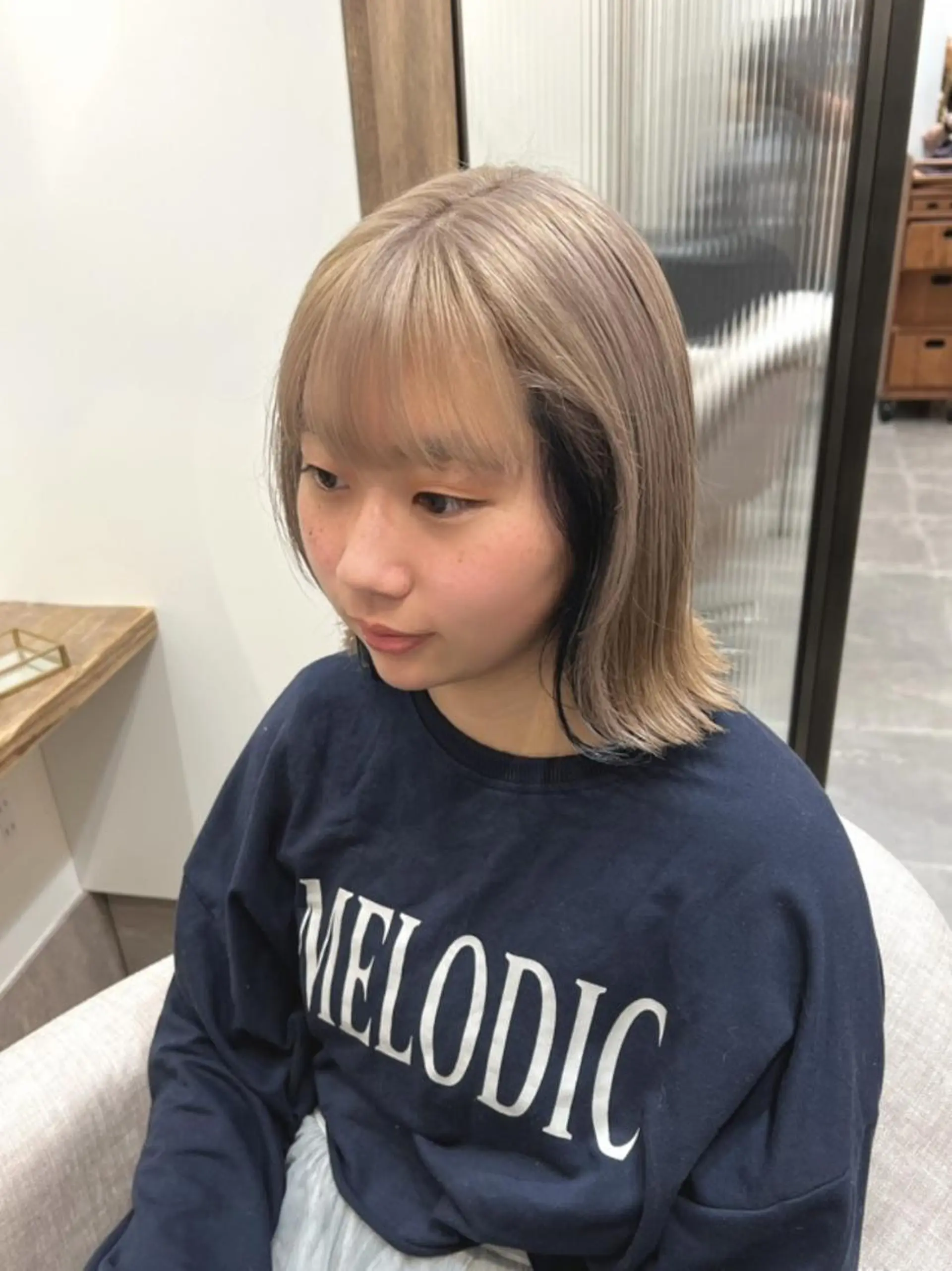 ミディアム カラー ベージュカラー ブリーチ ブルーカラー ホワイトベージュ カット ヘアカラー トリートメント Ami アミのヘアスタイル