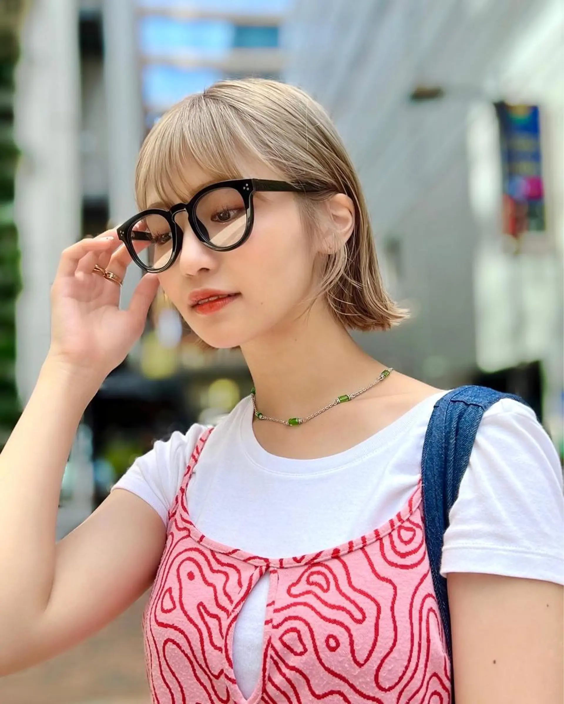 ショート カラー 切りっぱなしボブ 前下がりボブ ブリーチ グレージュ イルミナカラー カット ヘアカラー トリートメント ニュアンスレイヤー ハイトーンカラーのヘアスタイル