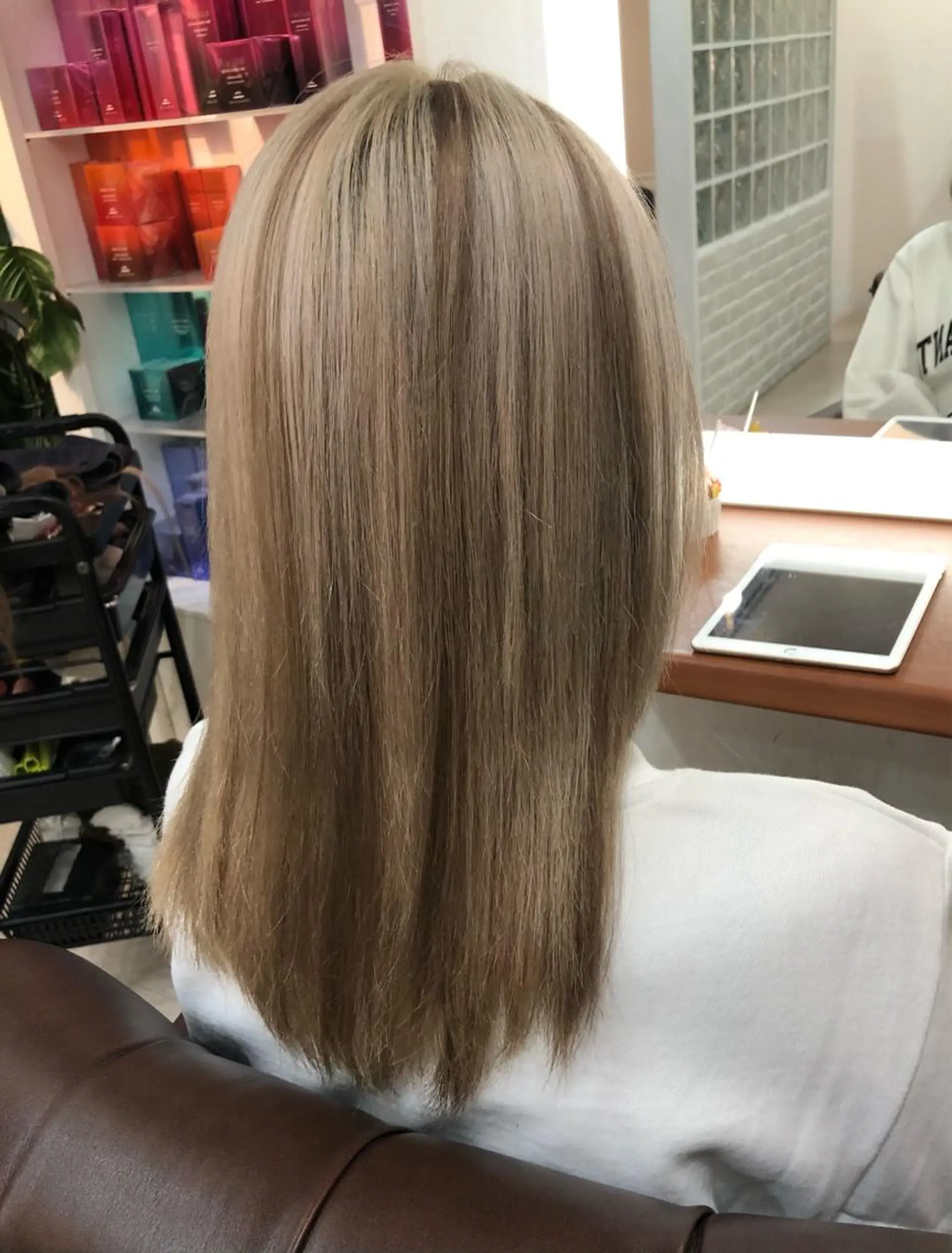セミロング カラー デザインカラー ハイトーンカラー エクステ カット ヘアカラー トリートメント ヘアセット Aujua ソムリエ 勝又舞夏のヘアスタイル