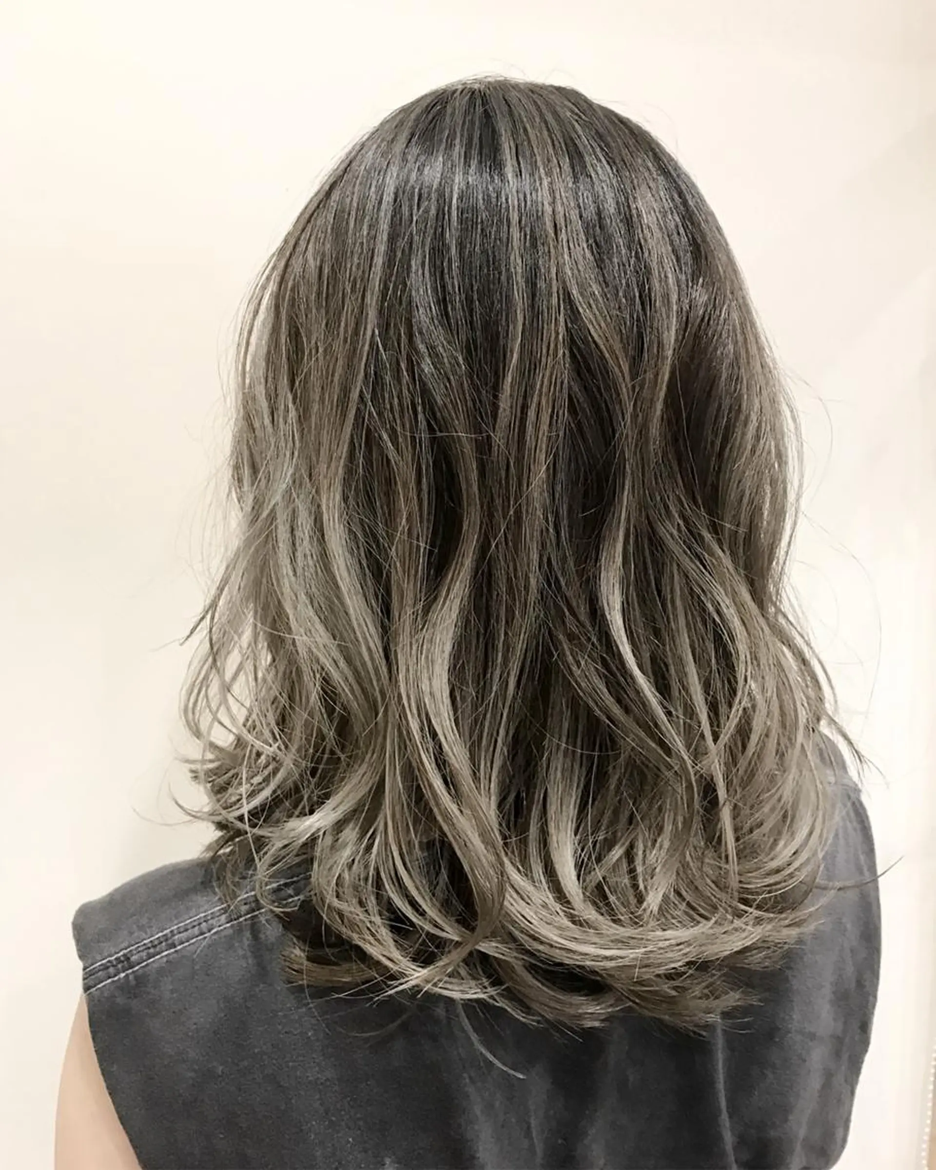 ミディアム カラー アッシュ アッシュグレー グラデーションカラー ハイライトカラー ハイライト WONK. ウォンク 心斎橋のヘアスタイル