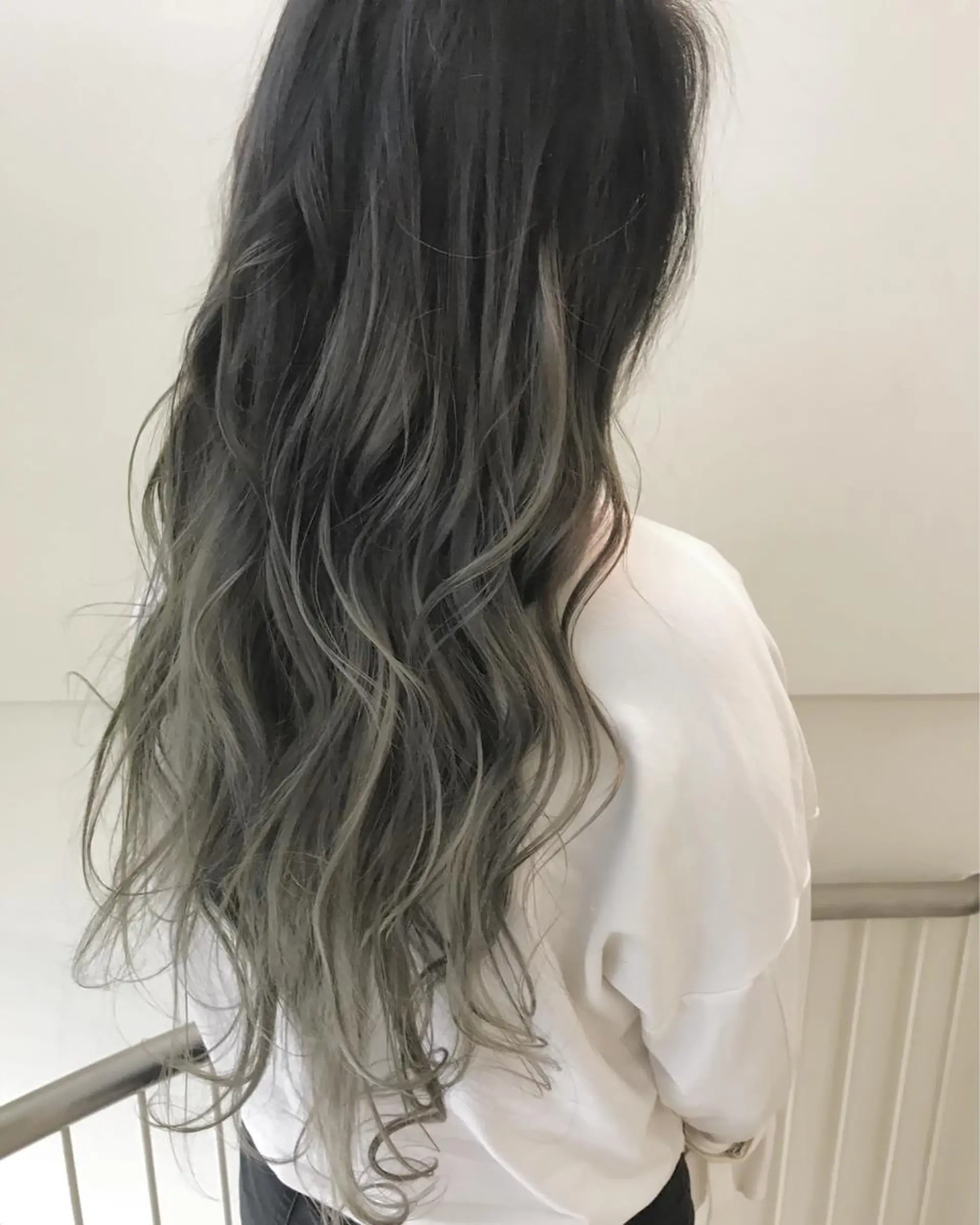 ロング カラー アッシュ グラデーションカラー シルバー シルバーアッシュ 外国人風カラー AILEE所属・ウルフカット レイヤーカット上柿のヘアスタイル