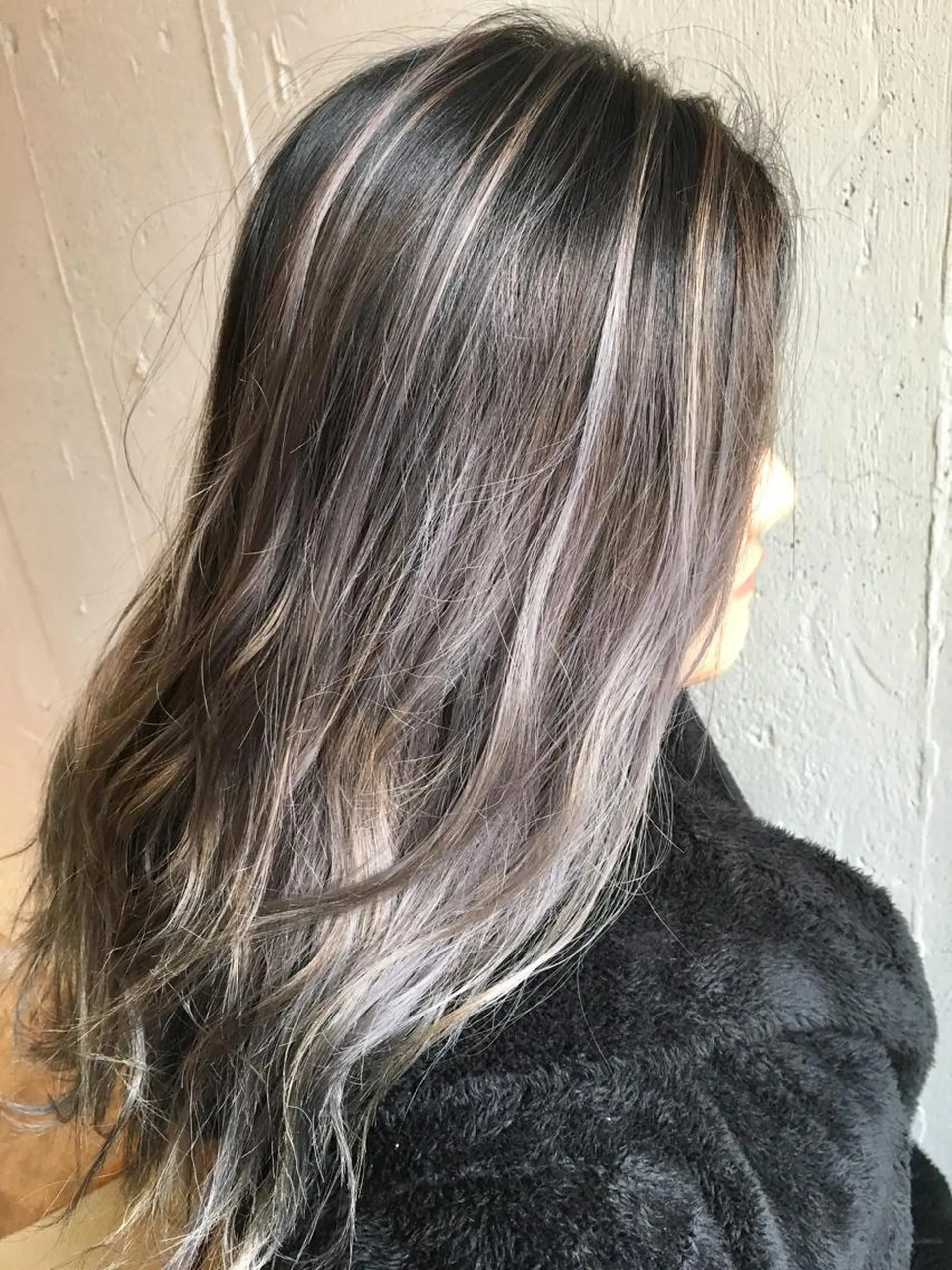 ロング カラー バレイヤージュ ブリーチ ケアブリーチ シルバー レイヤーカット ヘアカラー 💈平島 拓也💈のヘアスタイル