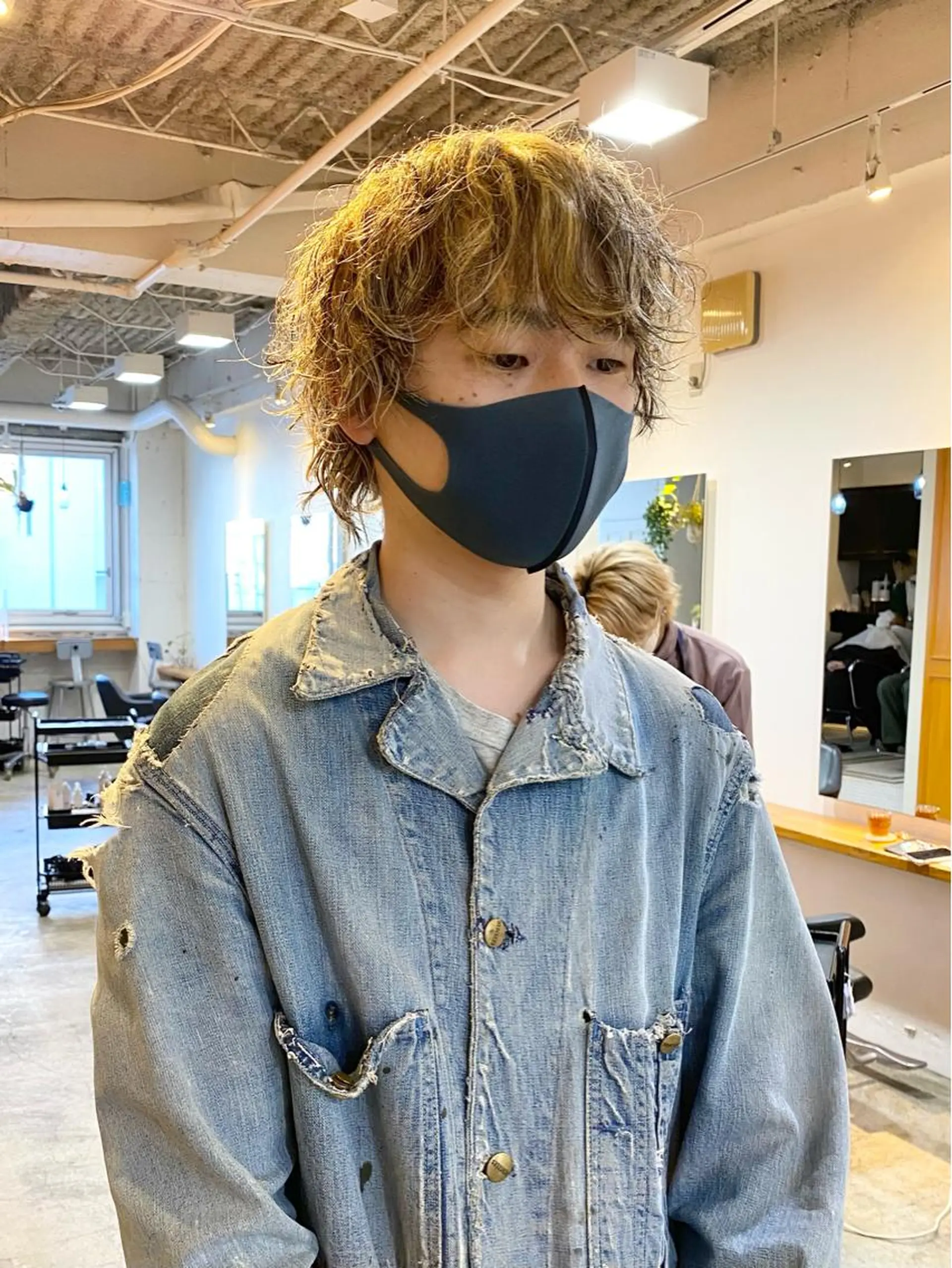 ミディアム カラー パーマ メンズ メンズハイライト 波巻きパーマ ハイライトカラー ハイライト カット パーマ JINKIメンズ特化 メンズカットパーマのヘアスタイル