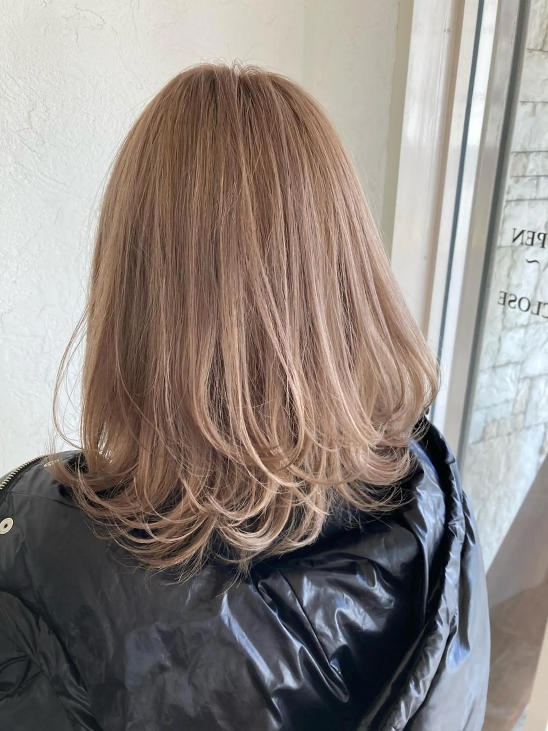 カラー ベージュカラー ブリーチ ミルクティーベージュ Cheri Cherie所属・井上 歩美のヘアスタイル