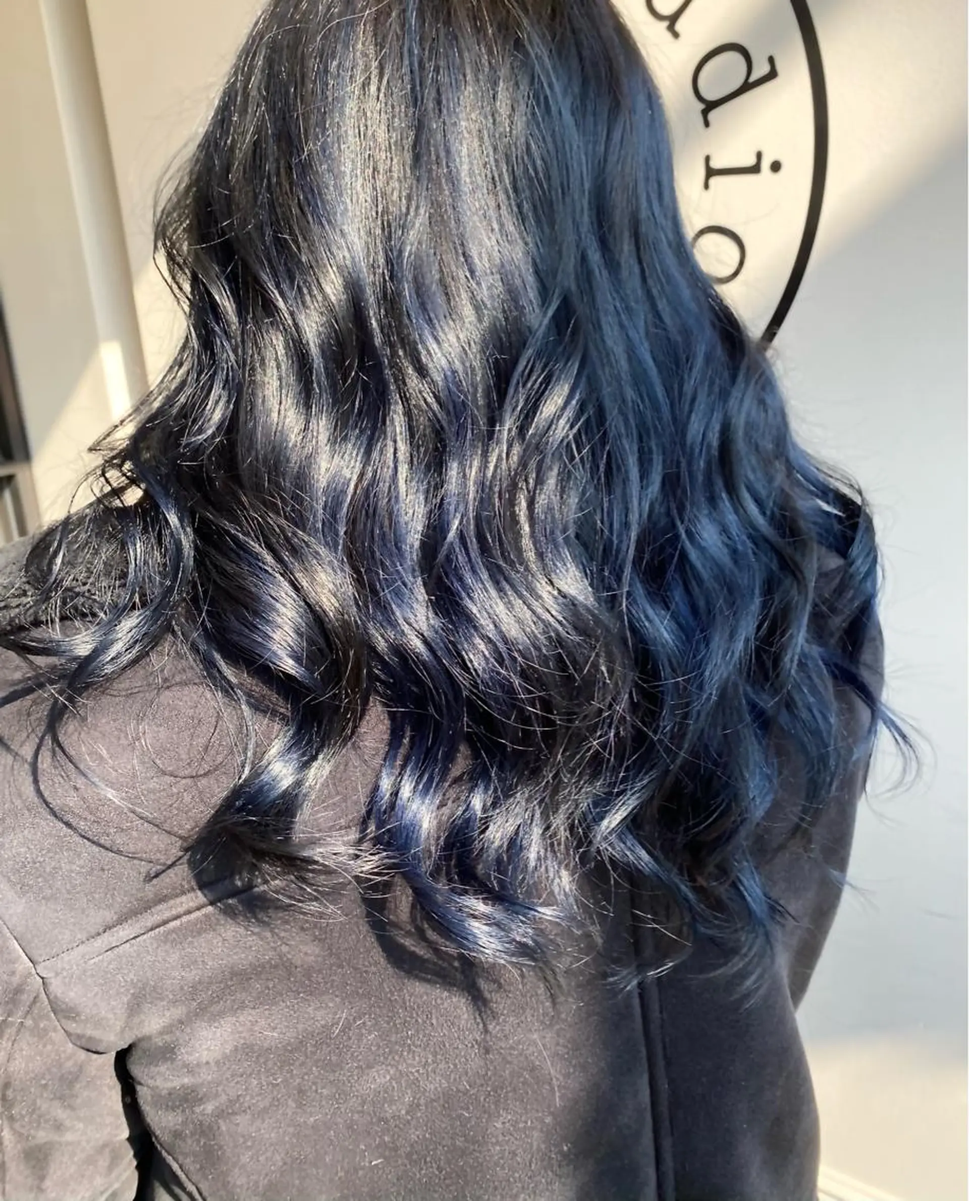 ロング カラー バレイヤージュ 黒髪 ネイビーカラー シルバー レイヤーカット ヘアカラー 川越 輝梨奈のヘアスタイル