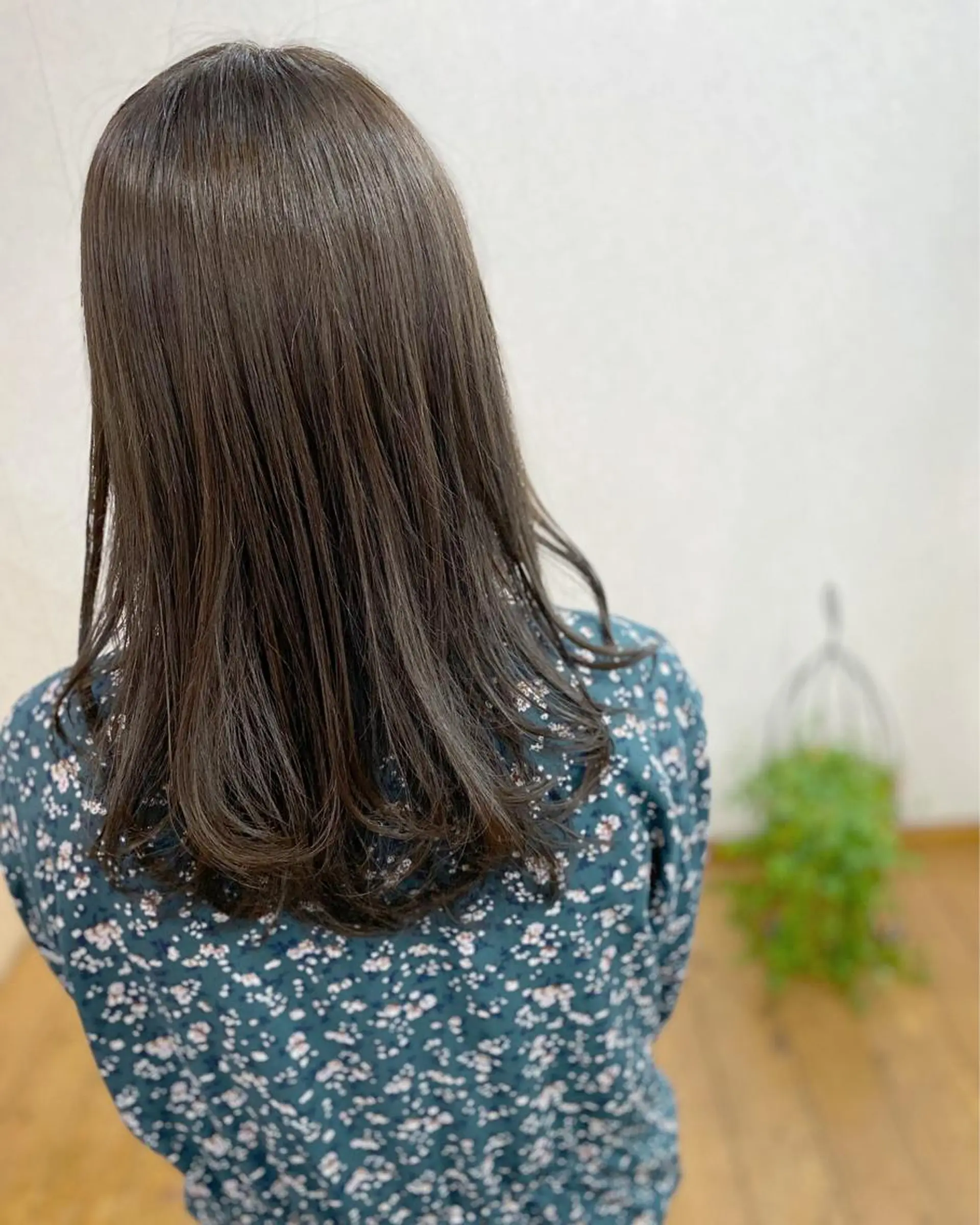 セミロング カラー グレージュ シアーグレージュ 荒木 ひろかのヘアスタイル