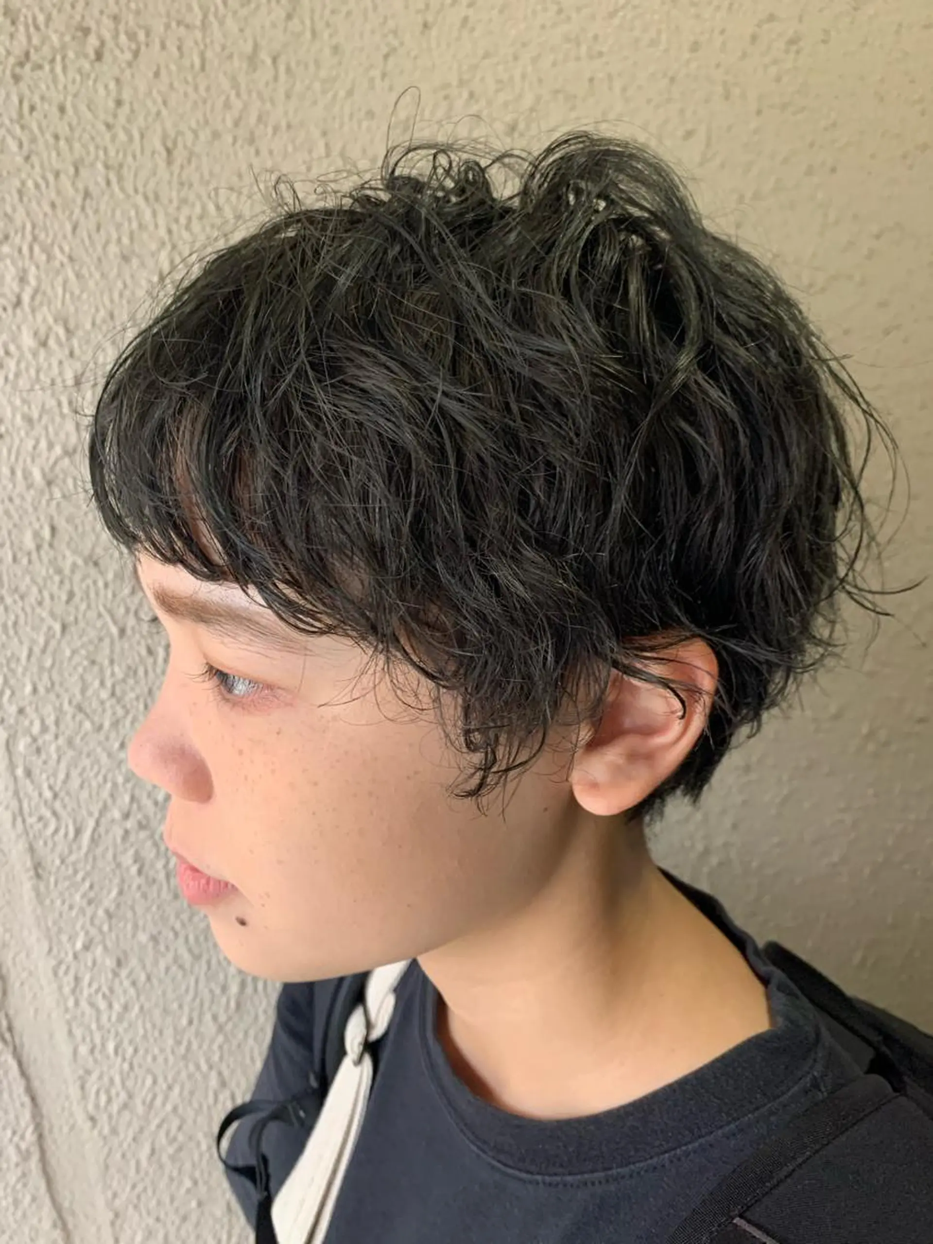 ショート カラー パーマ ブリーチ ダークグレー サダハルカ ｜chouetteのヘアスタイル