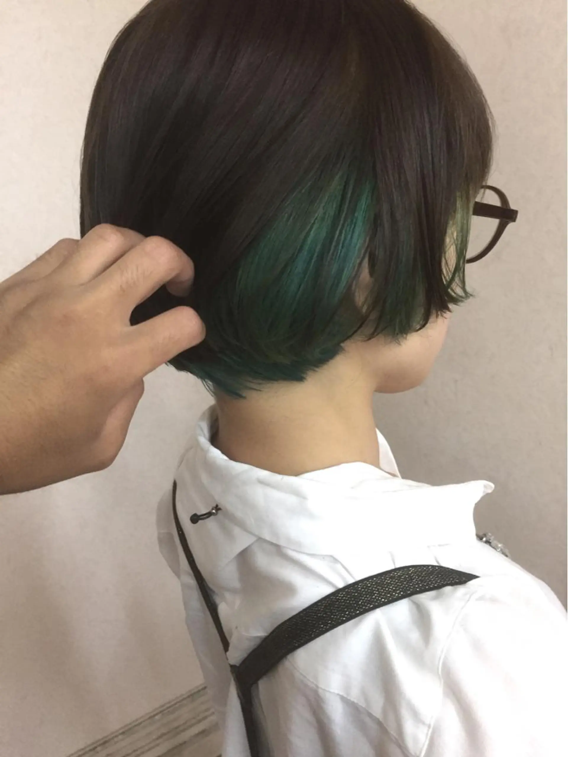 ショート カラー ヘアアレンジ ブルーカラー インナーカラー ヘアカラー トリートメント BOB所属・三輪 太一のヘアスタイル
