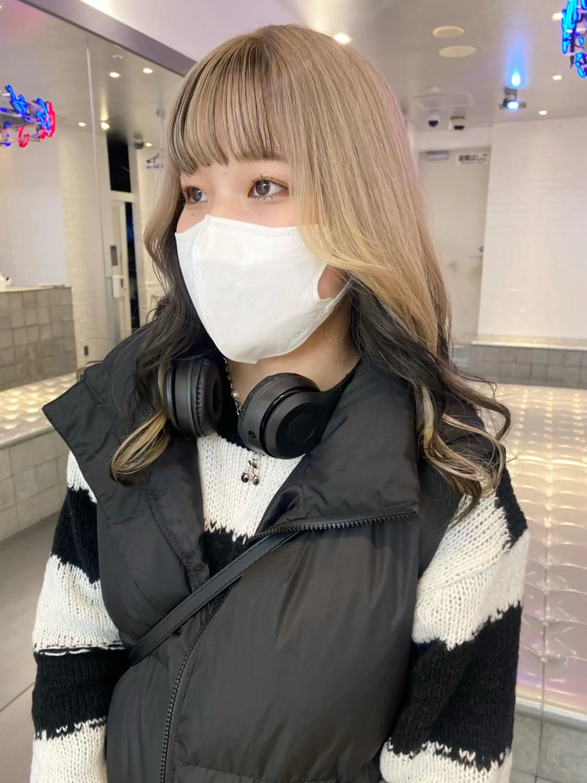 ミディアム カラー ヘアアレンジ イヤリングカラー インナーカラー ヘアカラー トリートメント 🎨ハイトーン/ 切りっぱなし みつきのヘアスタイル