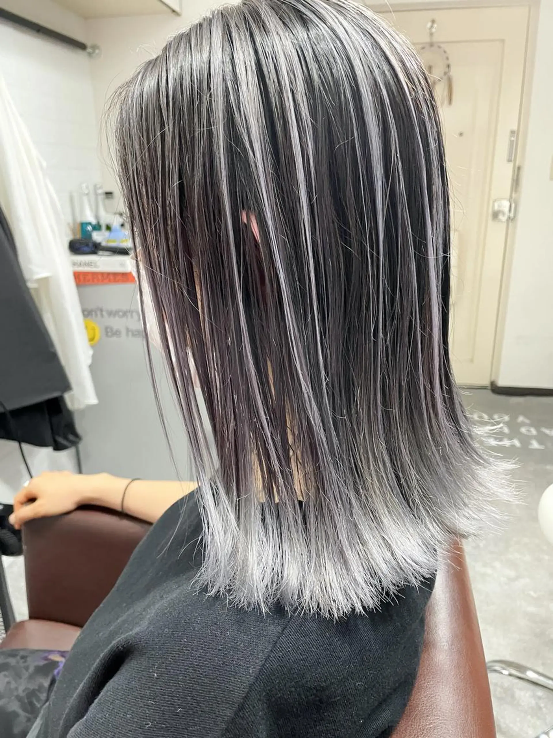 ミディアム カラー 切りっぱなしボブ ボブレイヤー バレイヤージュ ハイライトカラー シルバー カット ヘアカラー トリートメント WONK. ウォンク 心斎橋のヘアスタイル