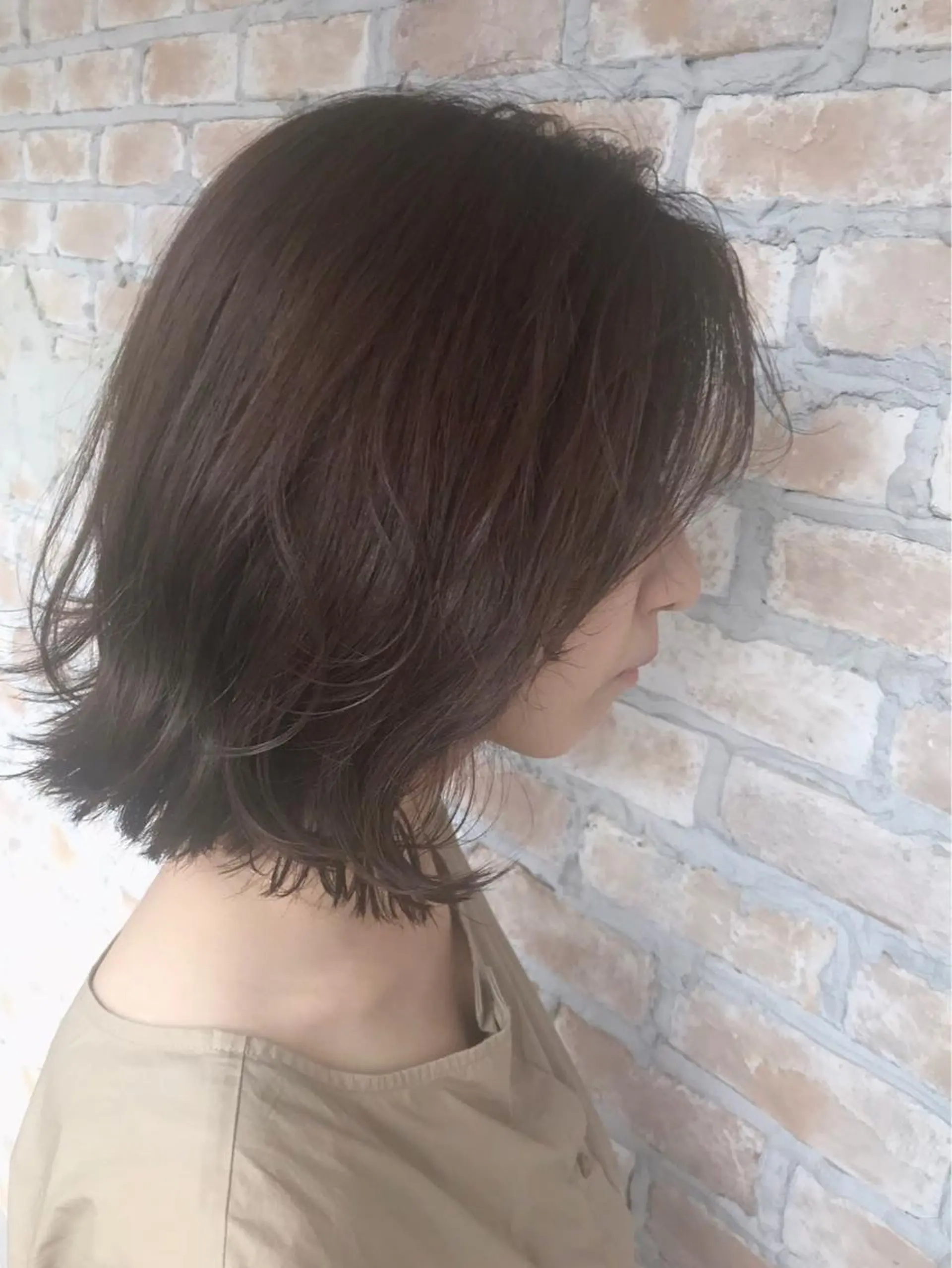 ミディアム カラー ベージュカラー 伊藤 康乃のヘアスタイル