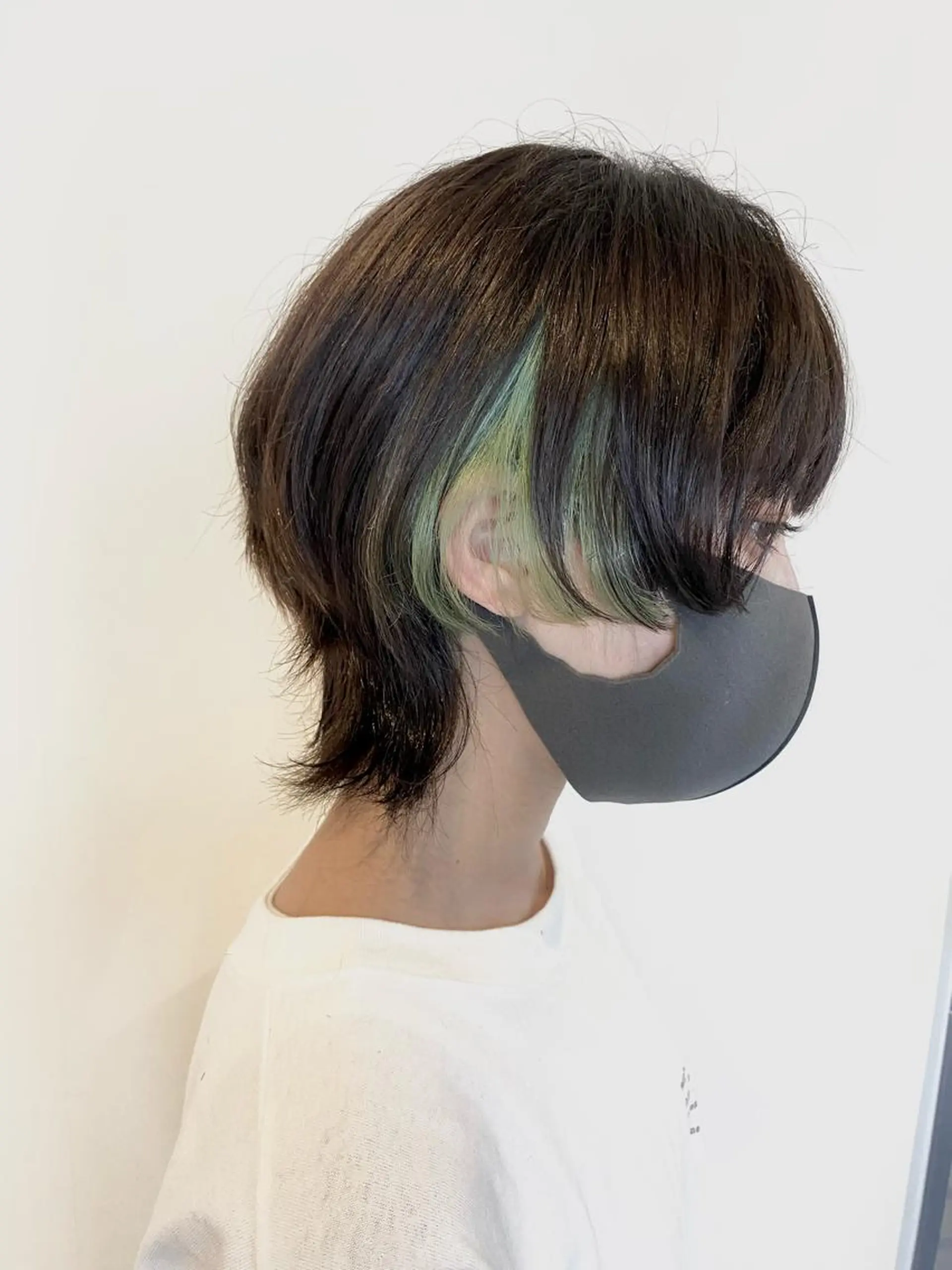 セミロング カット ヘアカラー 大阪ウルフカット ハッシュカットのヘアスタイル