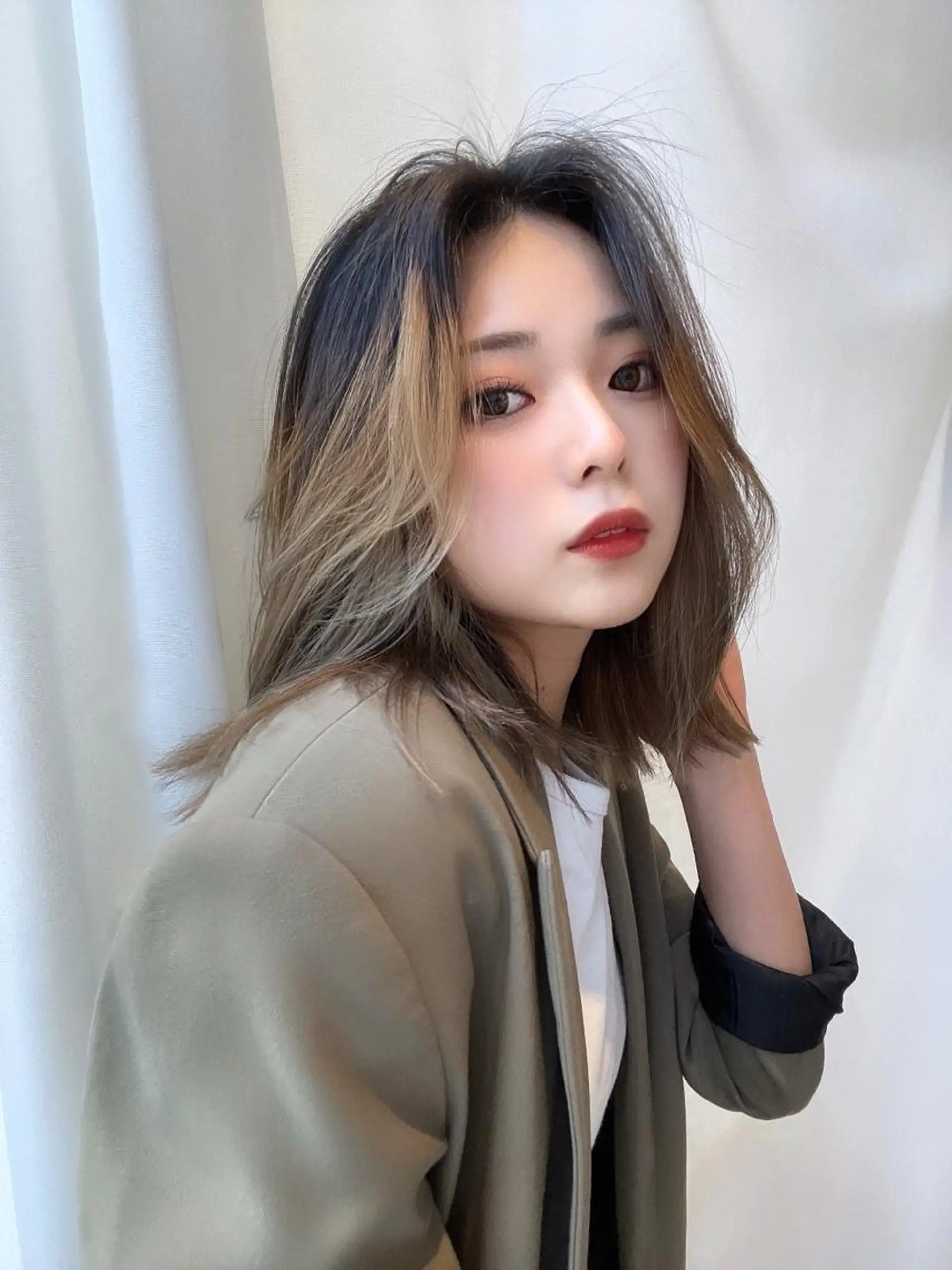 ミディアム くびれヘア 顔まわりレイヤー ヨシンモリ 韓国風ヘア レイヤーカット カット トリートメント ボブパーマ ウルフパーマのヘアスタイル