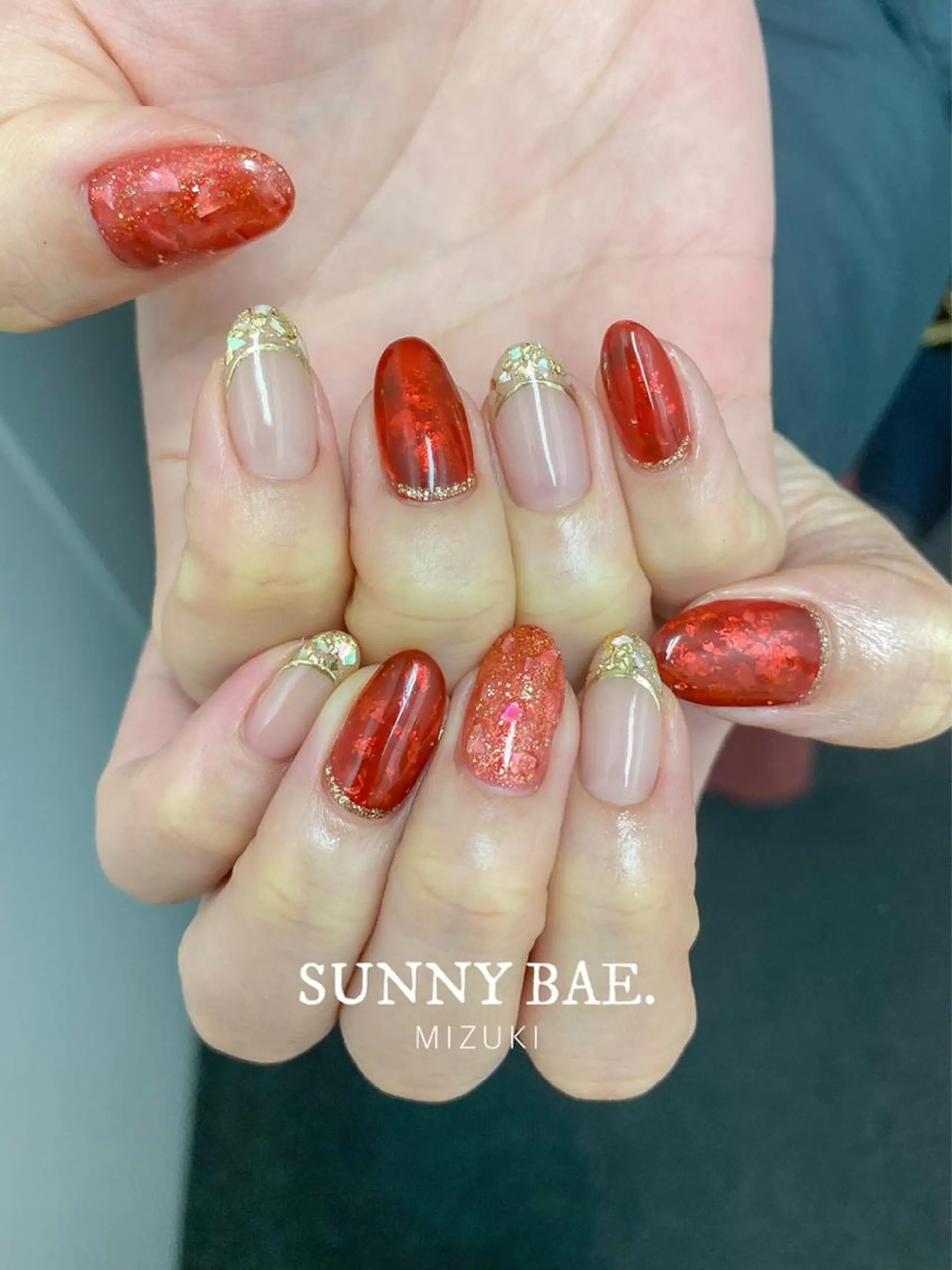ネイル フレンチネイル キラキラネイル ラメ(グリッター) 赤色 冬ネイル SUNNY BAE. 🌼MIZUKIのネイルデザイン