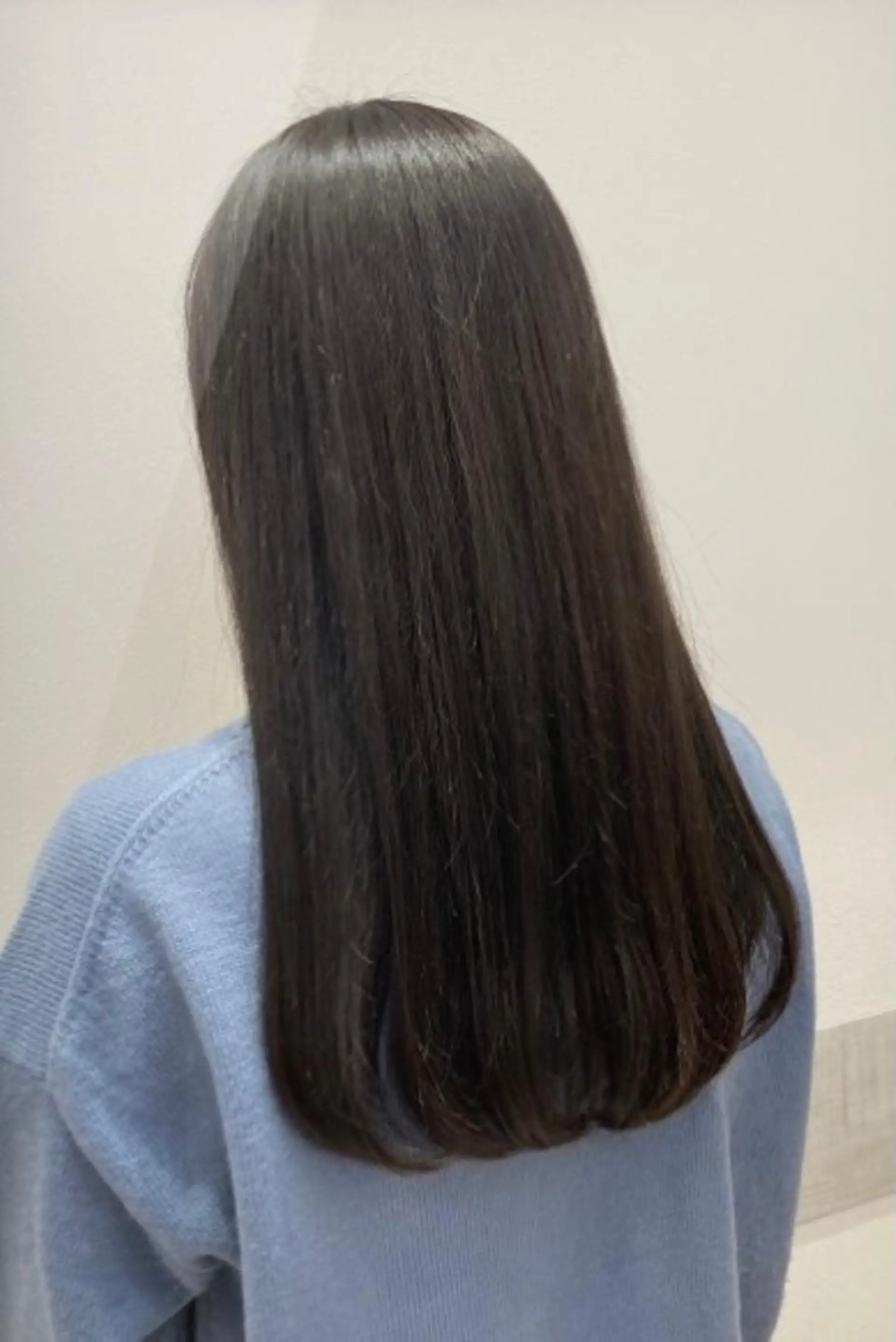 ロング カラー ベージュカラー ネイビーカラー 佐藤 睦月のヘアスタイル