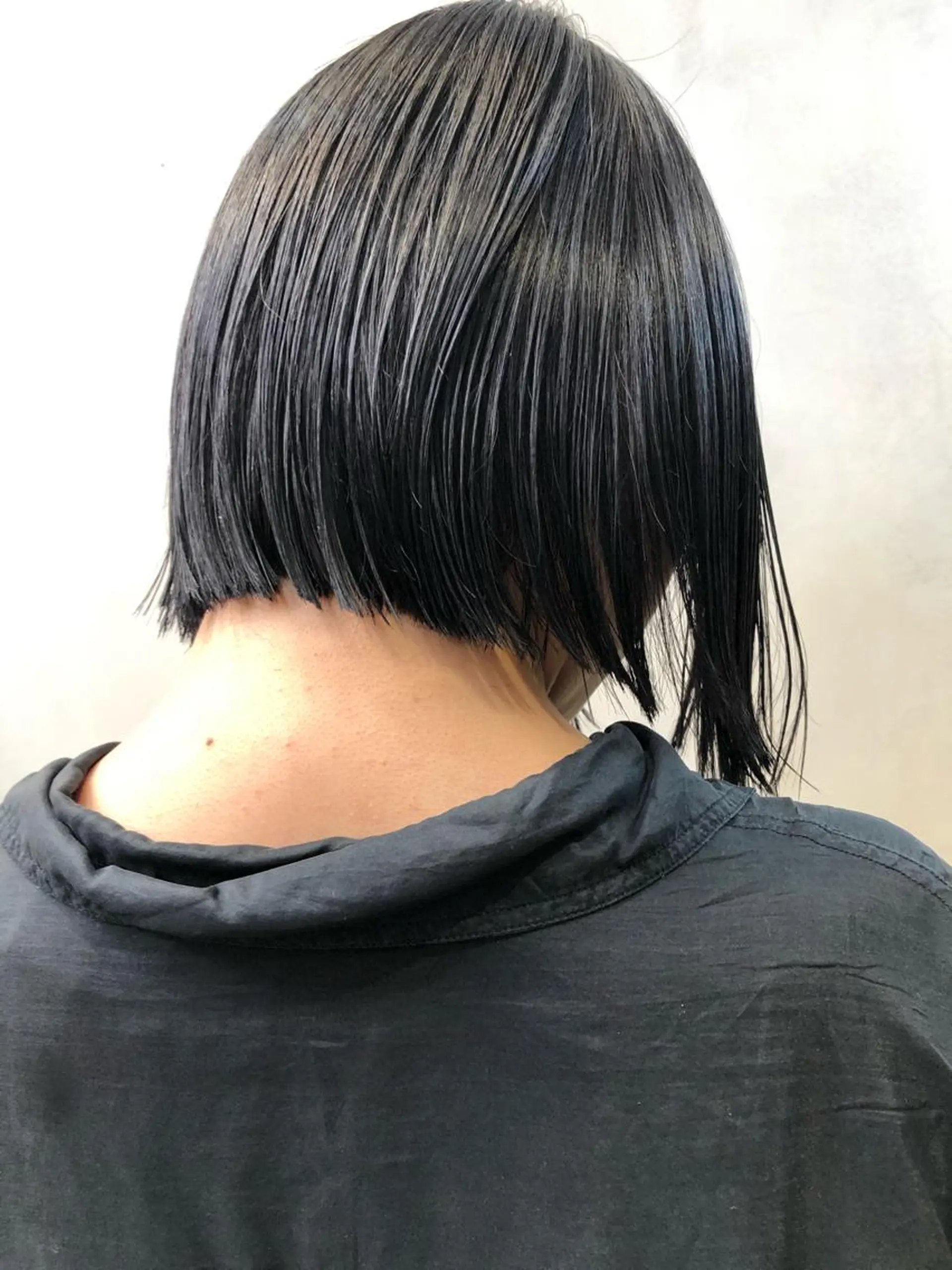 ショート カラー 切りっぱなしボブ 黒髪 ブルーカラー ブルーブラック ボブ ヘアカラー トリートメント SALOWIN所属・ブリーチ✨ ボブ✨レイヤーのヘアスタイル