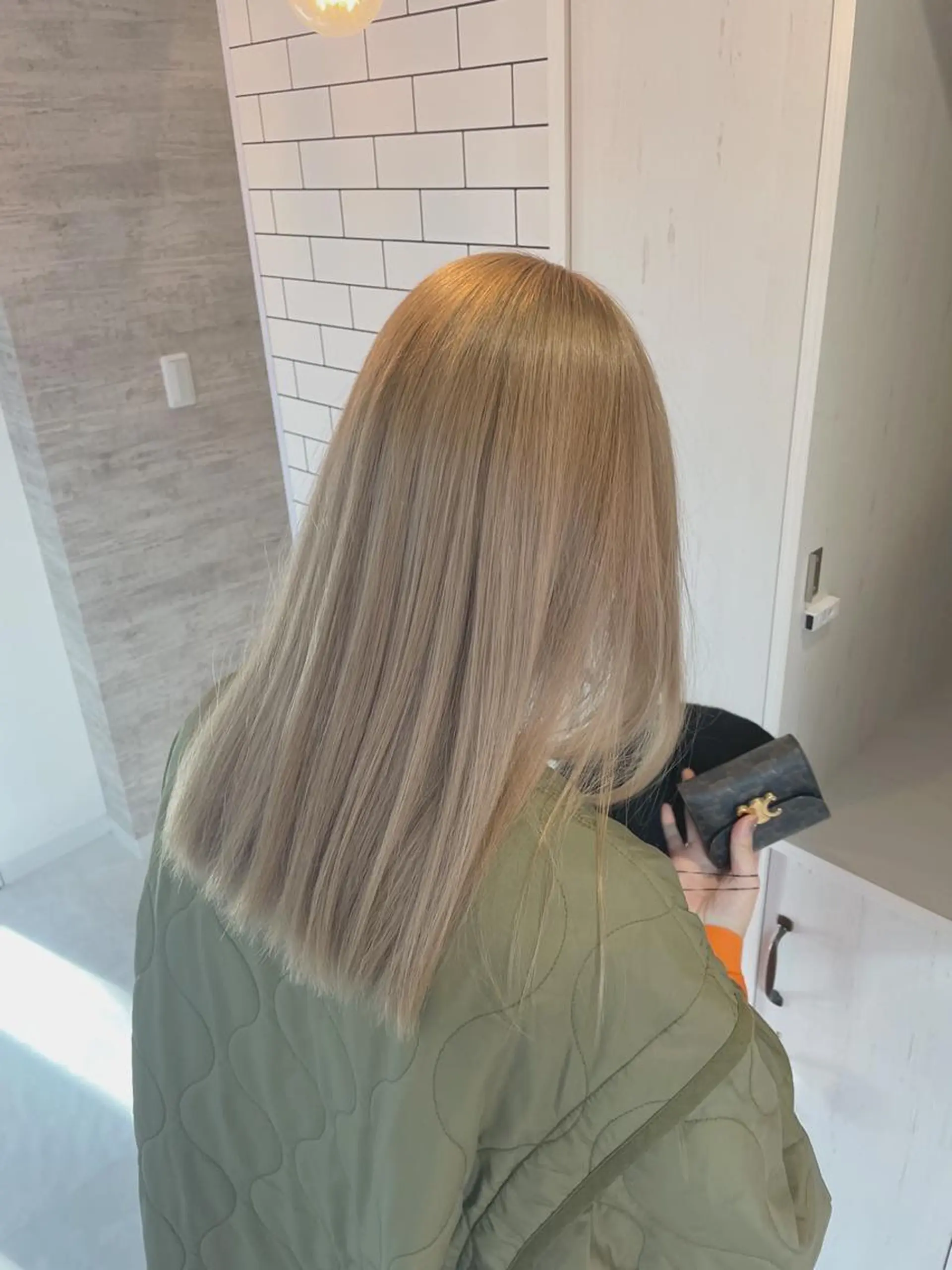 セミロング カラー ベージュカラー ブリーチ ヘアカラー 中嶋 紘夢のヘアスタイル