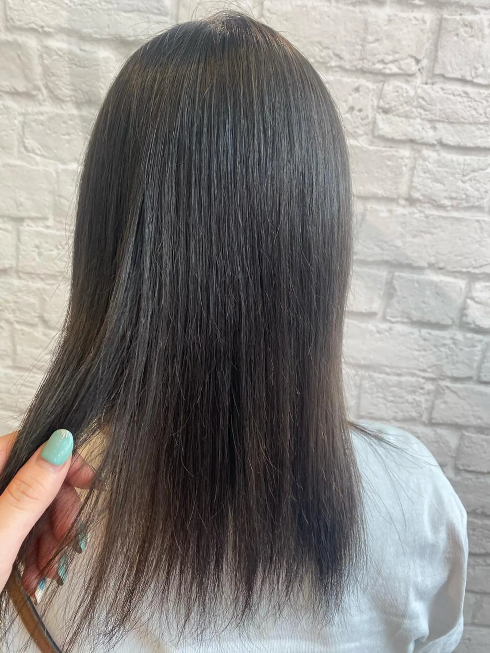 セミロング カラー グレージュ シルバー シルバーグレージュ diar 大石 彩織のヘアスタイル