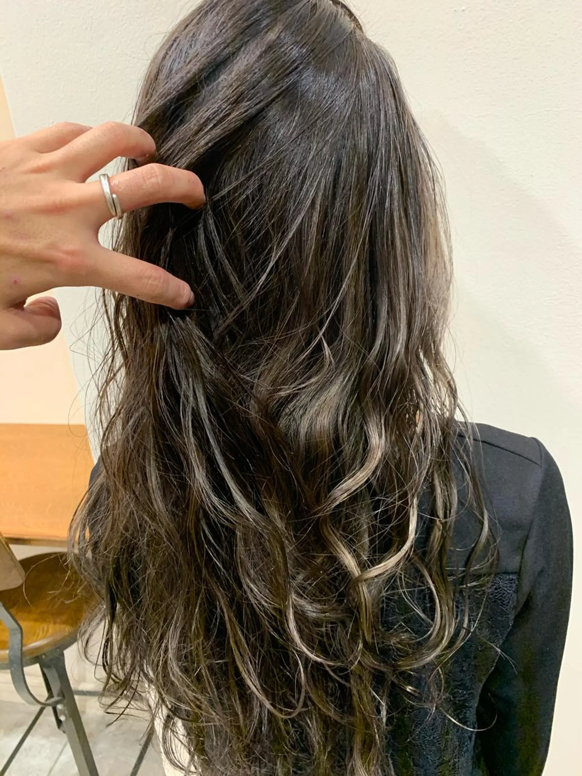 ロング アッシュ ハイライト ヘアカラー トリートメント ヘッドスパ ヘアセット 山口 竣也のヘアスタイル