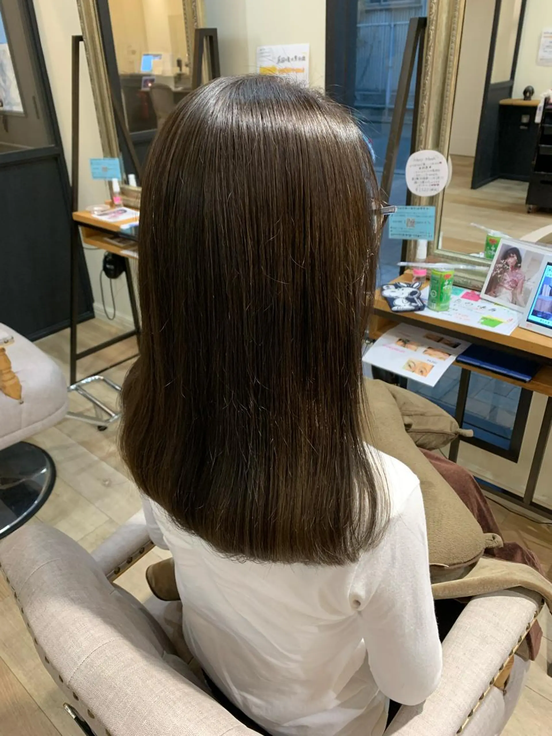 セミロング カラー ベージュカラー オリーブベージュ カット ヘアカラー トリートメント 上田 紗也のヘアスタイル