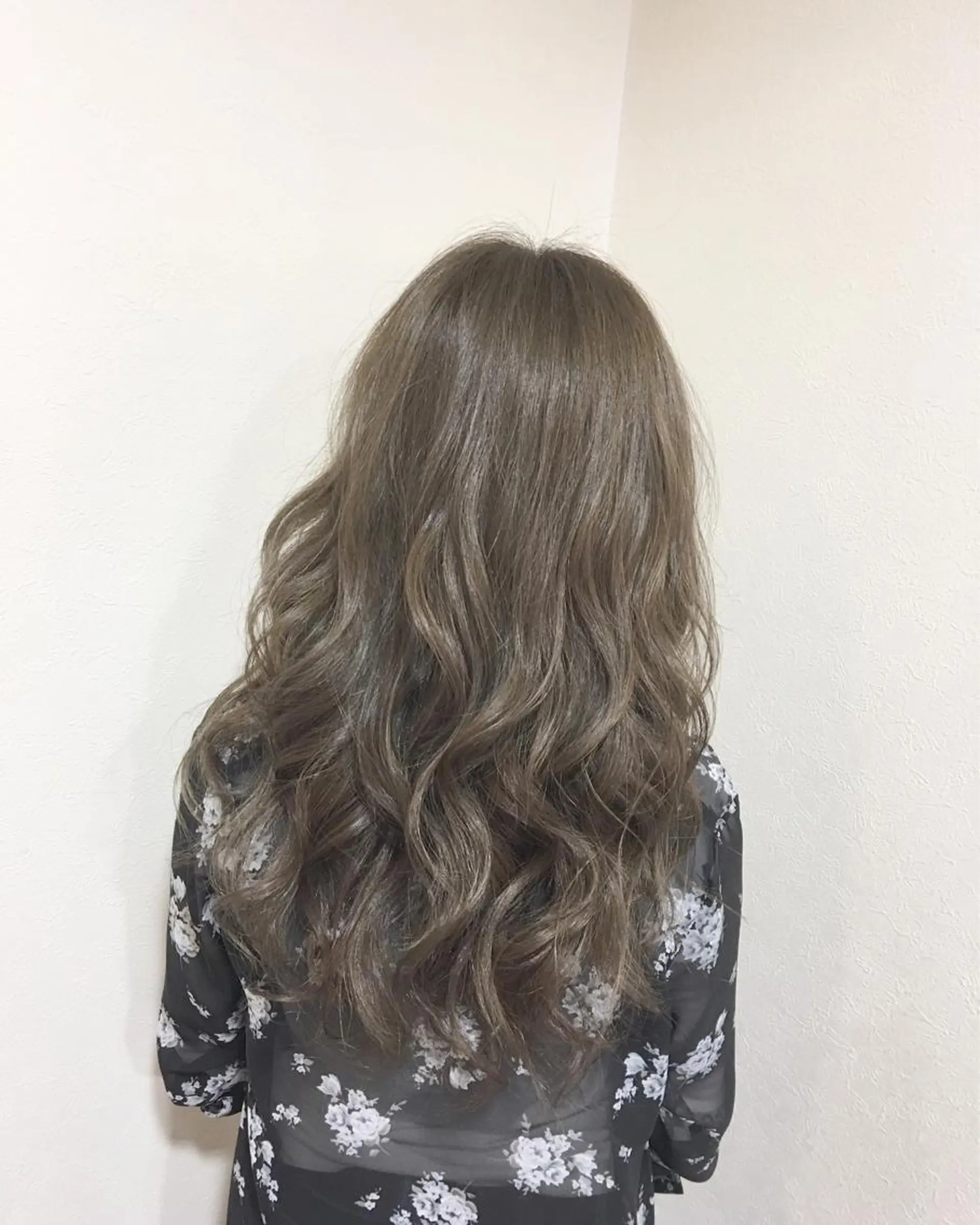 セミロング ヤマグチ ヒカルのヘアスタイル