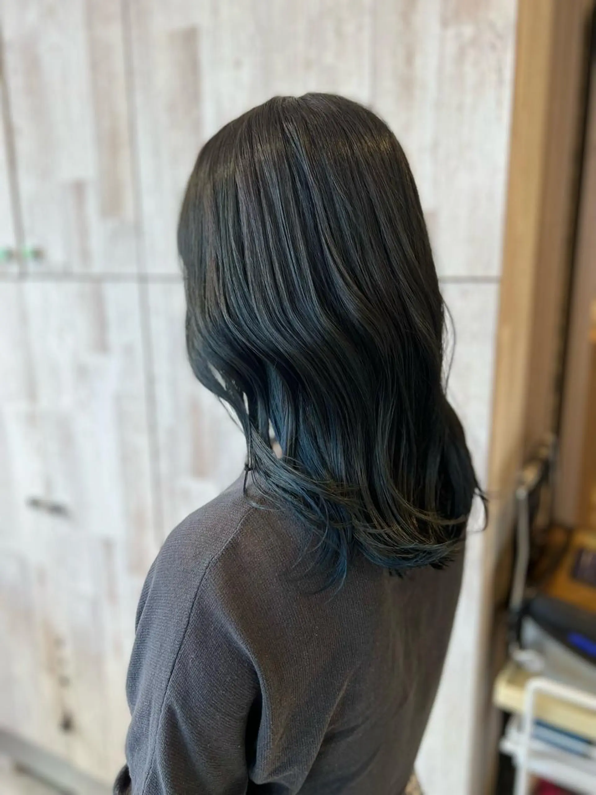 セミロング カラー ブリーチ ブルーカラー インナーカラー カット ヘアカラー トリートメント オーガニック/白髪 ぼかし/斎藤相慶のヘアスタイル