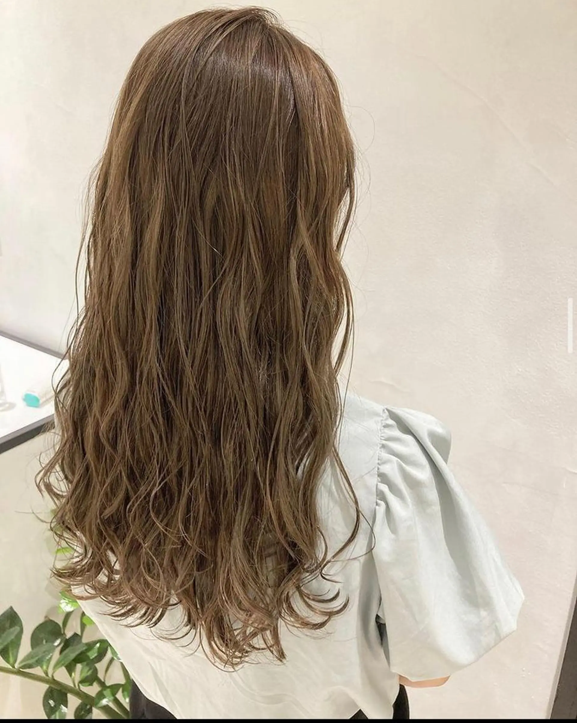 ロング カラー ヘアアレンジ ベージュカラー ハイトーンカラー ミルクティーベージュ エグチ アキラのヘアスタイル