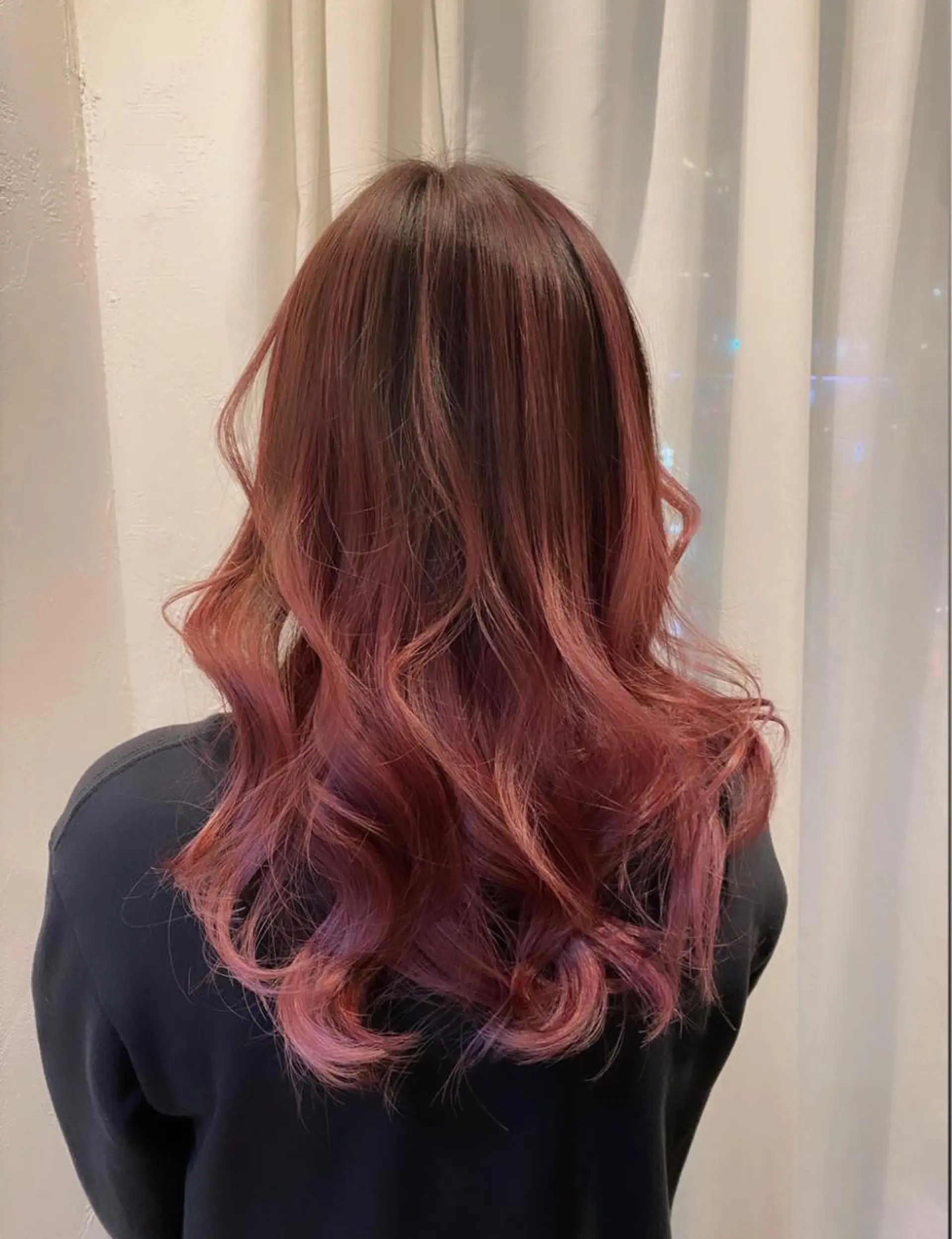 ミディアム カラー バレイヤージュ ピンクカラー レイヤーカット sio.nail&eyebrow salon shimokitazawa2号店所属・nailist mana𖤐´-のネイルデザイン