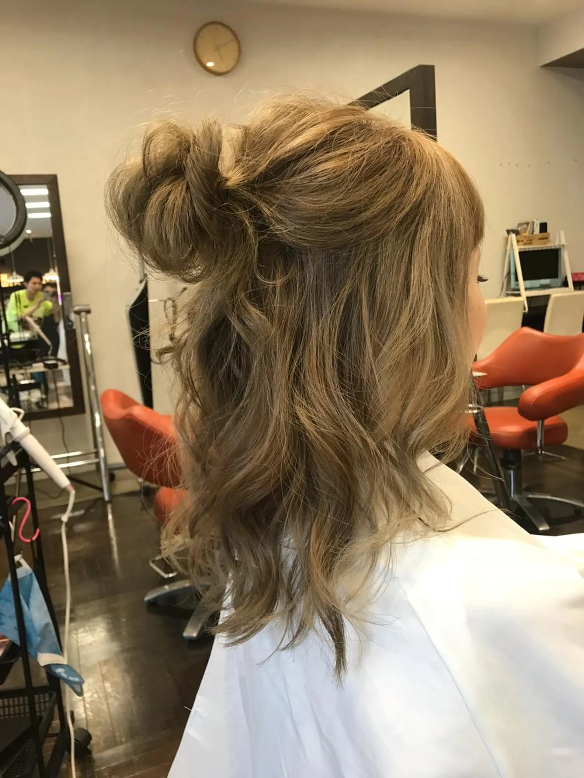 セミロング カラー ヘアアレンジ お団子ヘア ヘアカラー トリートメント デザインカラー🌈 高木リョウのヘアスタイル